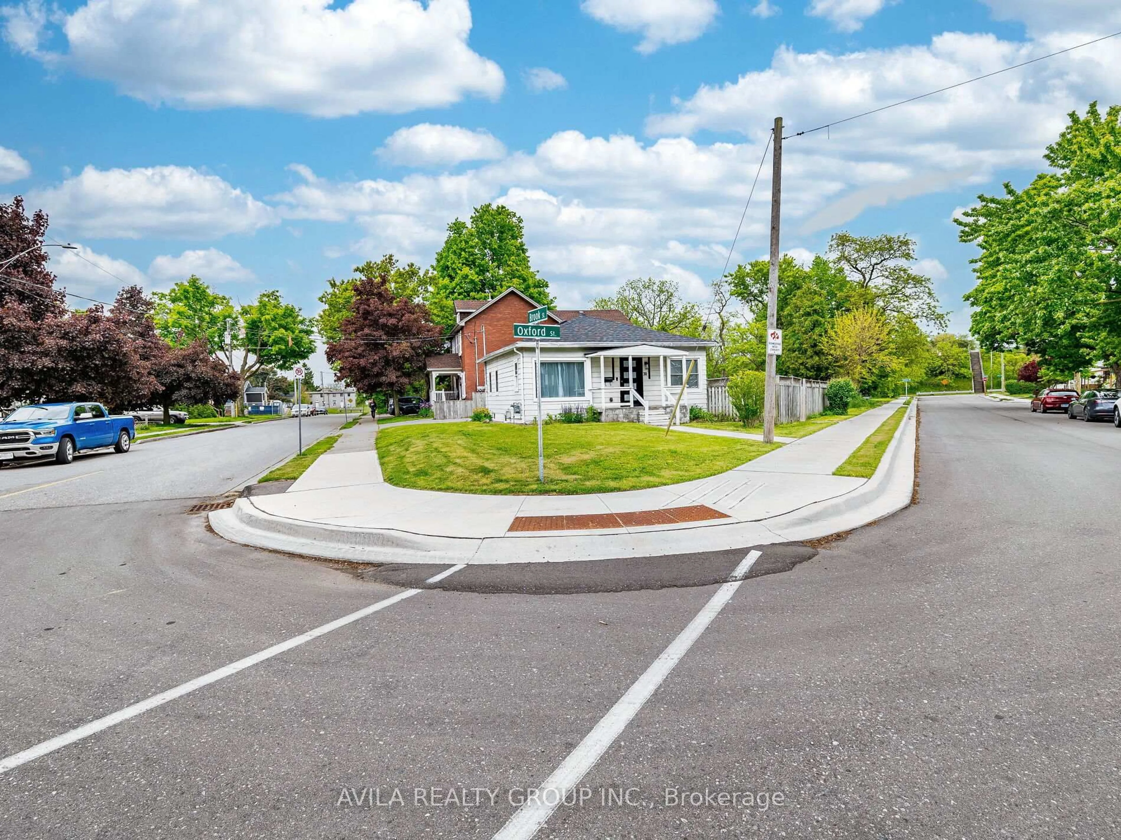 A pic from outside/outdoor area/front of a property/back of a property/a pic from drone, street for 30 Oxford St, Cambridge Ontario N1R 1N5