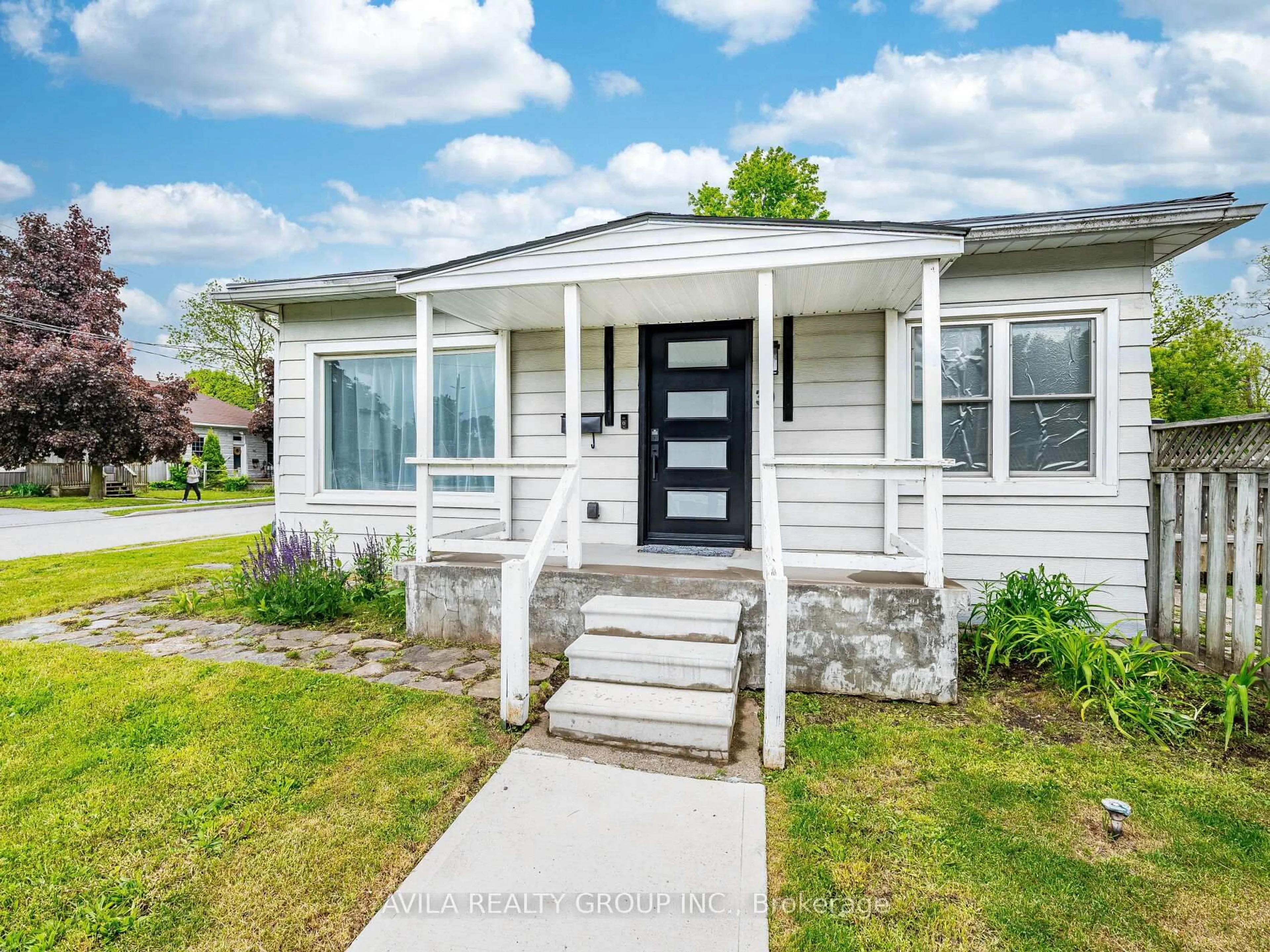 Home with vinyl exterior material, street for 30 Oxford St, Cambridge Ontario N1R 1N5