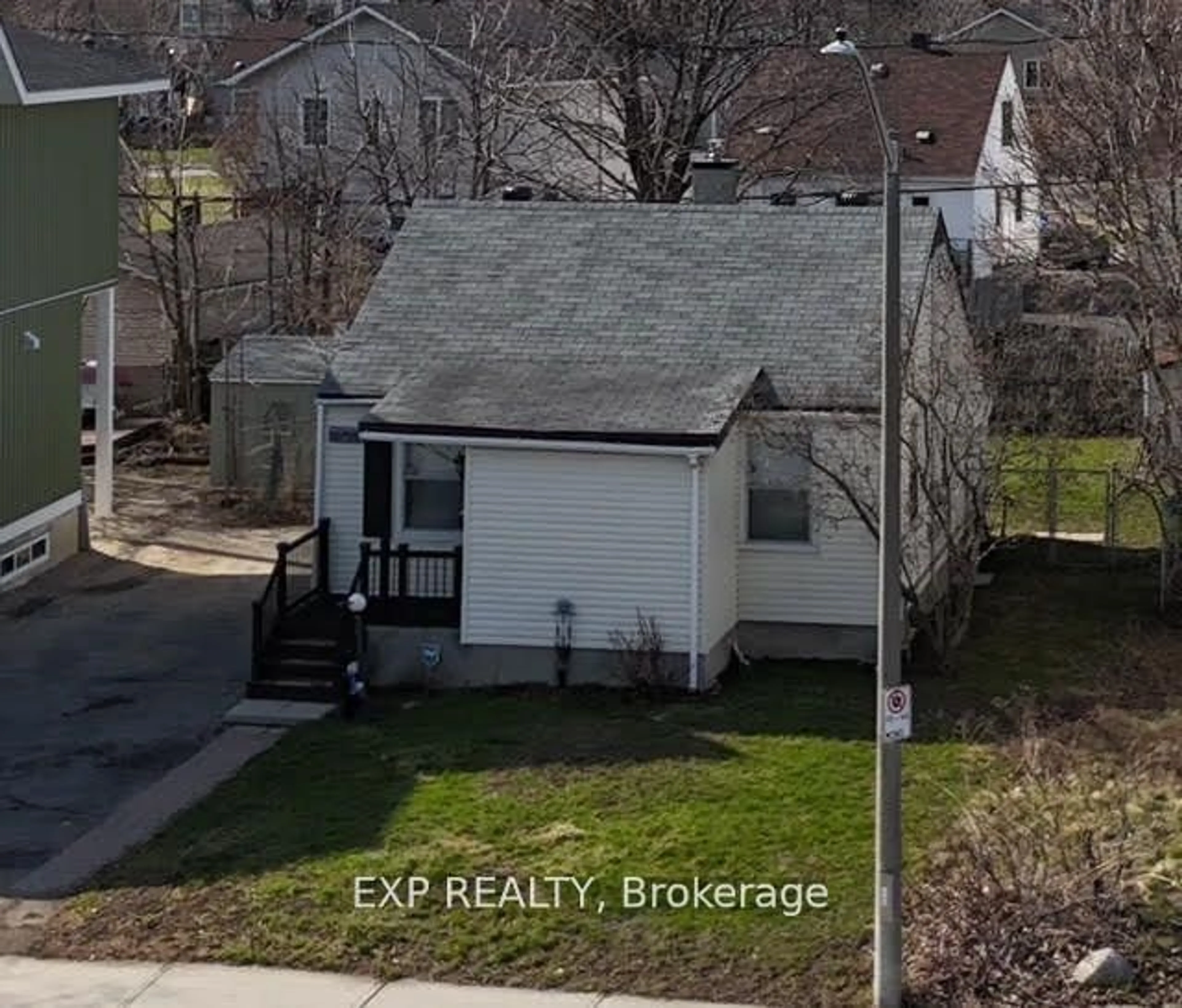 A pic from outside/outdoor area/front of a property/back of a property/a pic from drone, street for 149 Crerar Ave, Ottawa Ontario K1Z 7P4