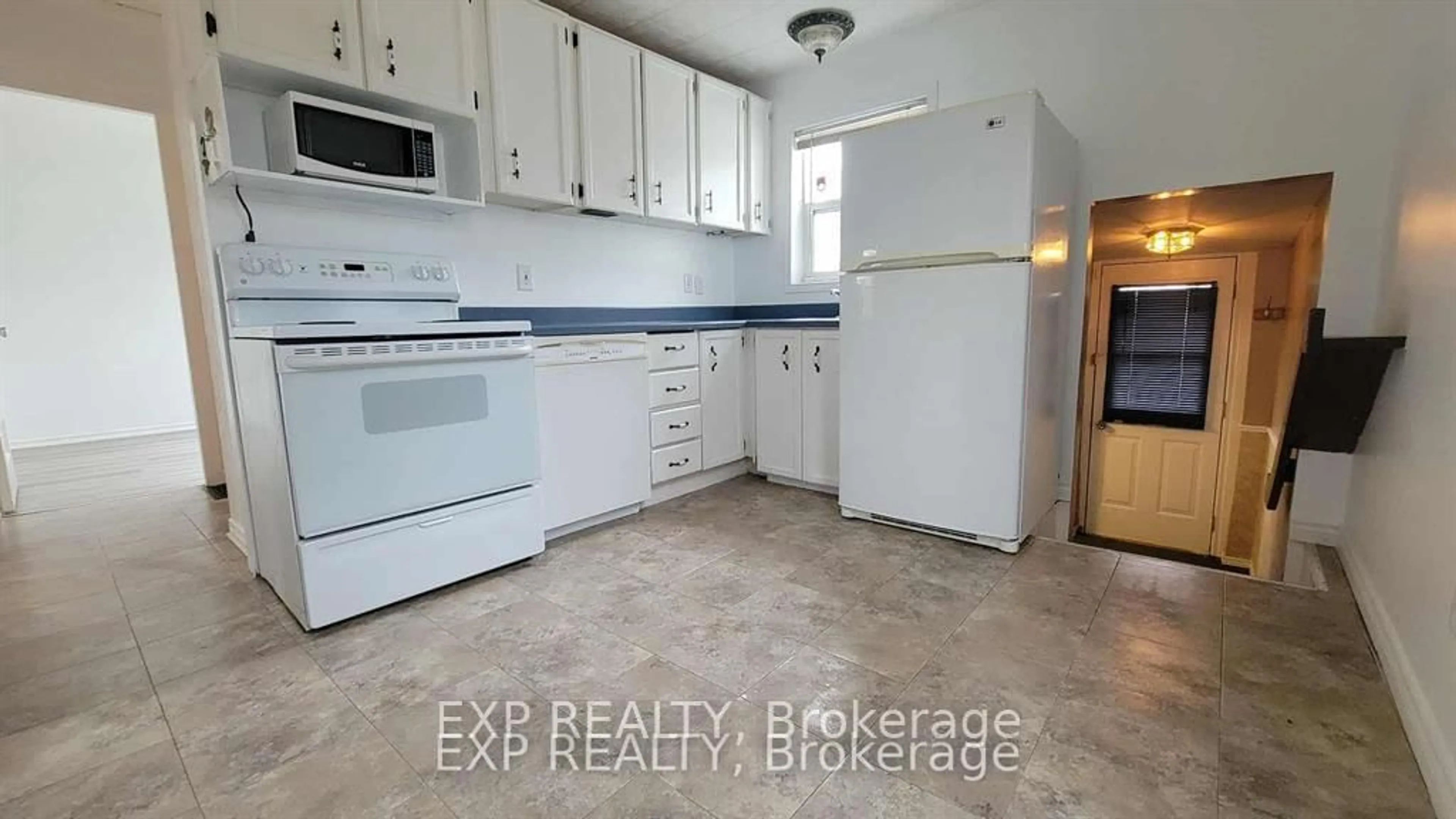 Standard kitchen, ceramic/tile floor for 149 Crerar Ave, Ottawa Ontario K1Z 7P4