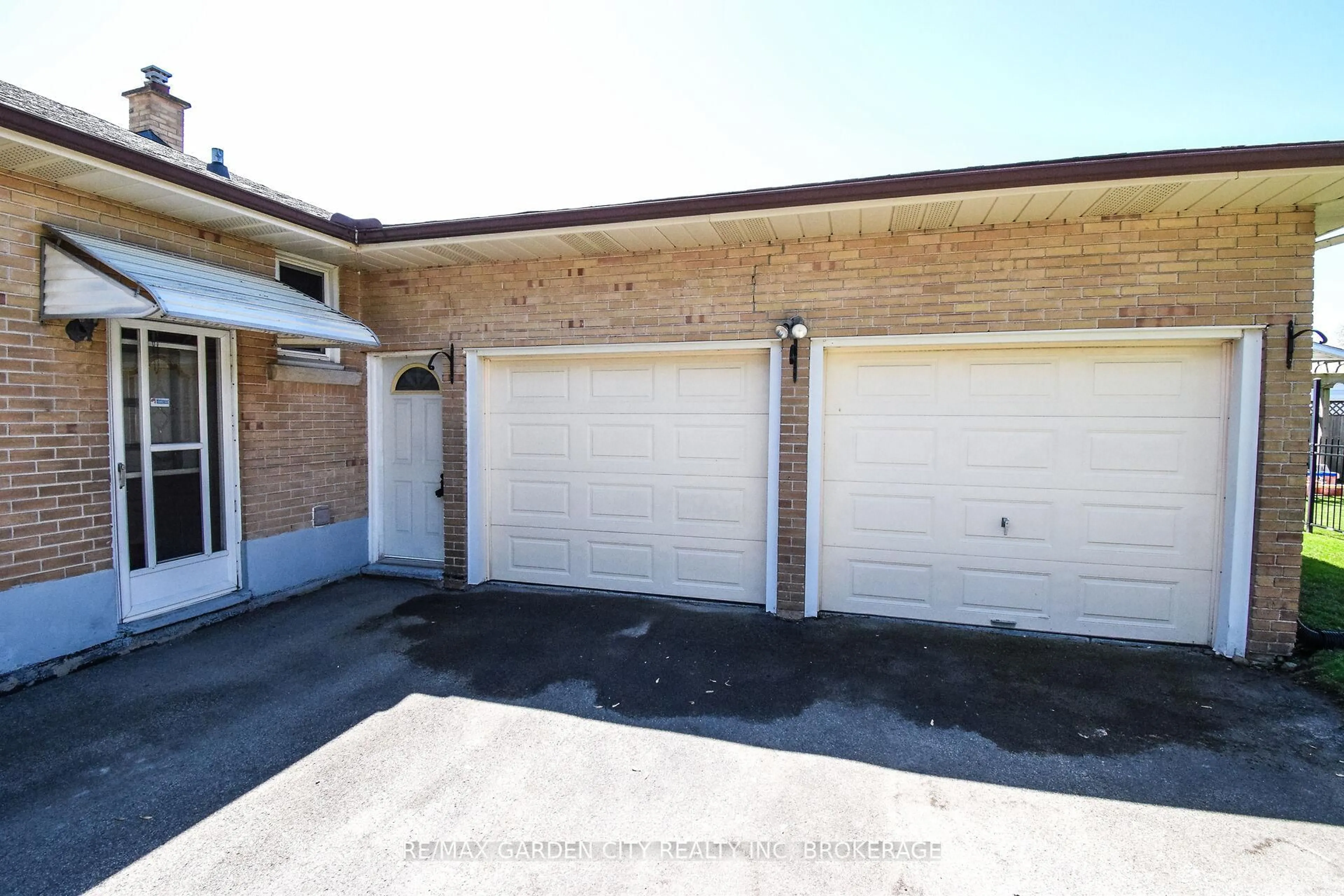 Indoor garage for 115 Larraine St, Welland Ontario L3C 5K3