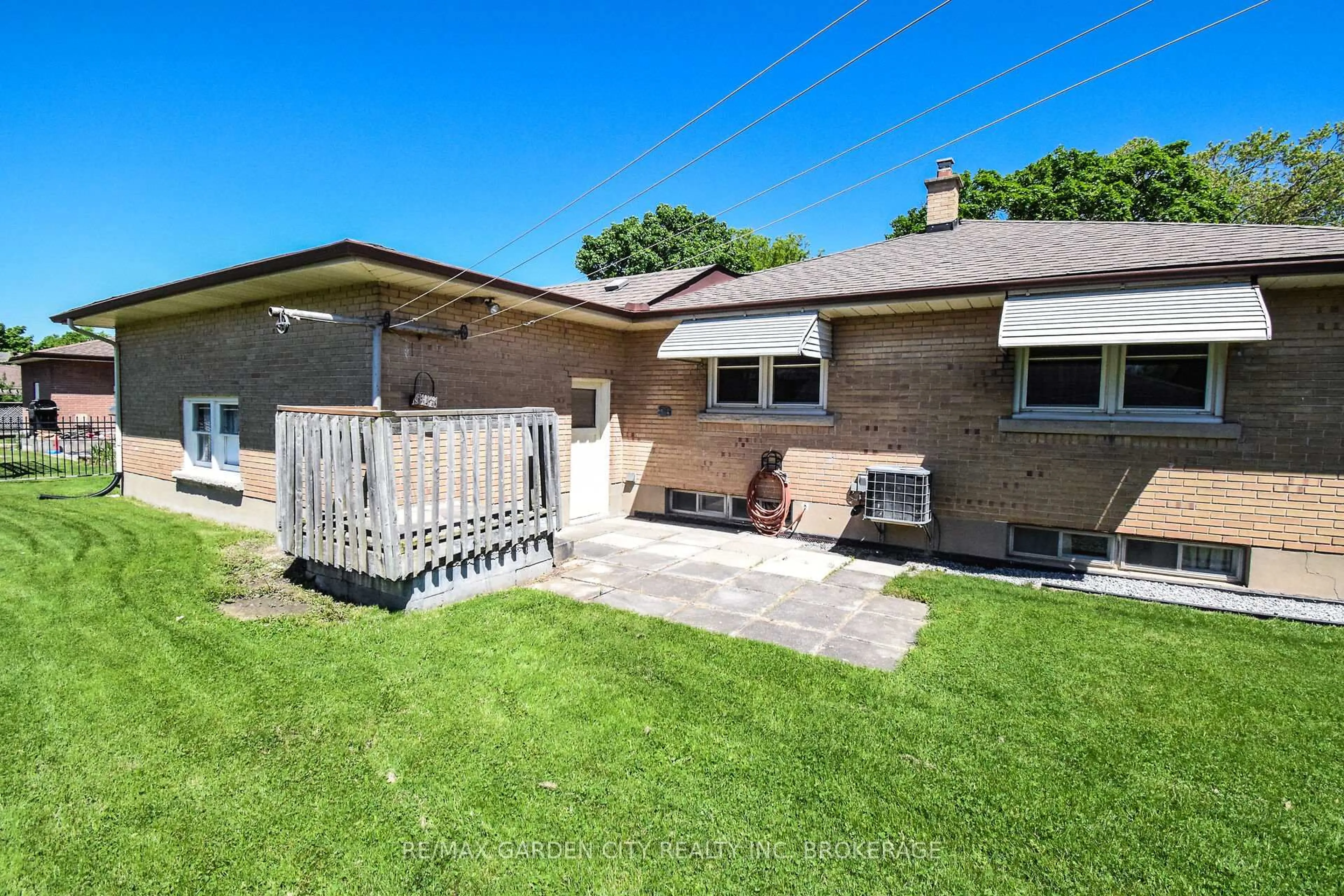 A pic from outside/outdoor area/front of a property/back of a property/a pic from drone, street for 115 Larraine St, Welland Ontario L3C 5K3