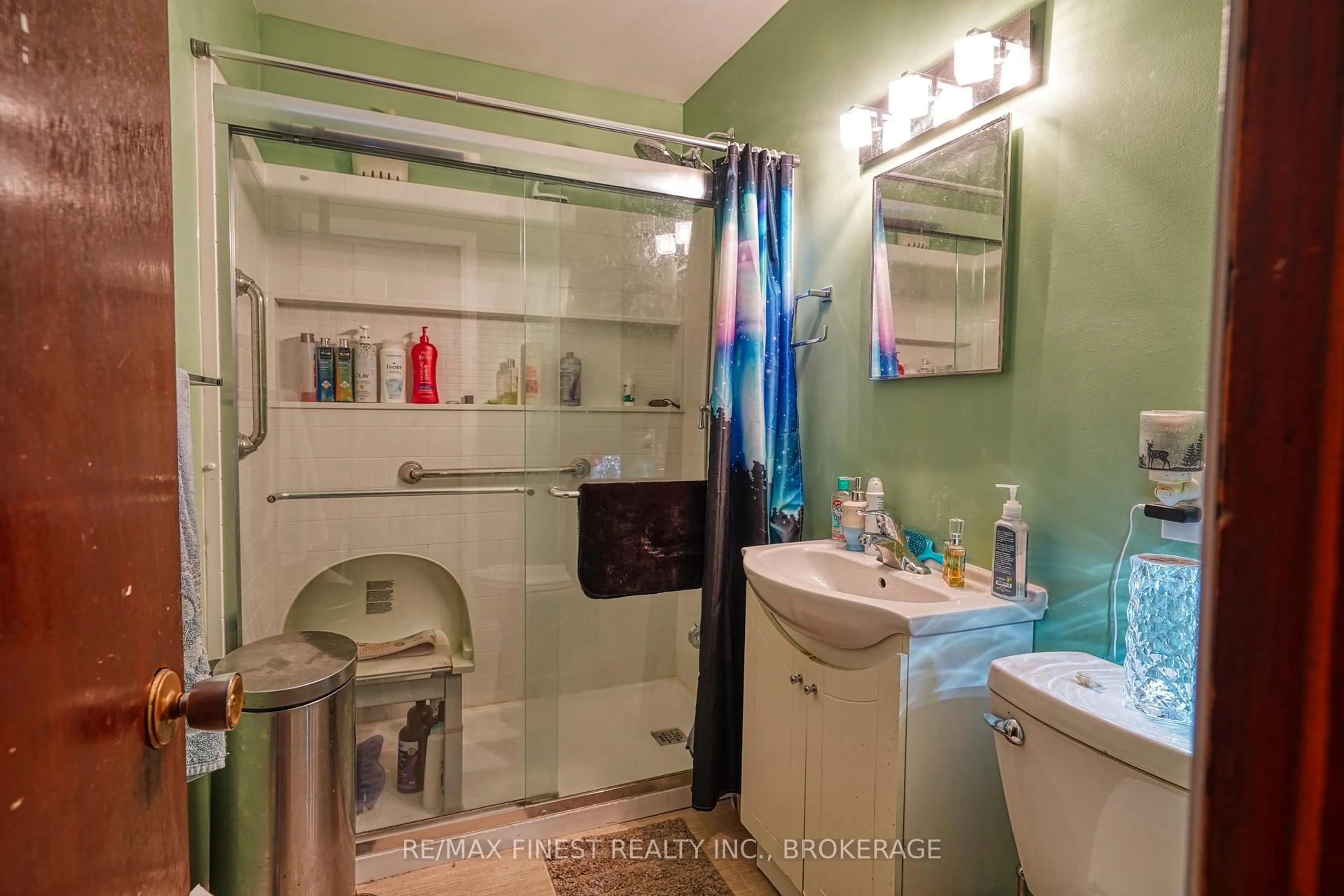 Standard bathroom, ceramic/tile floor for 15 Howard Cres, Kingston Ontario K7M 3C7