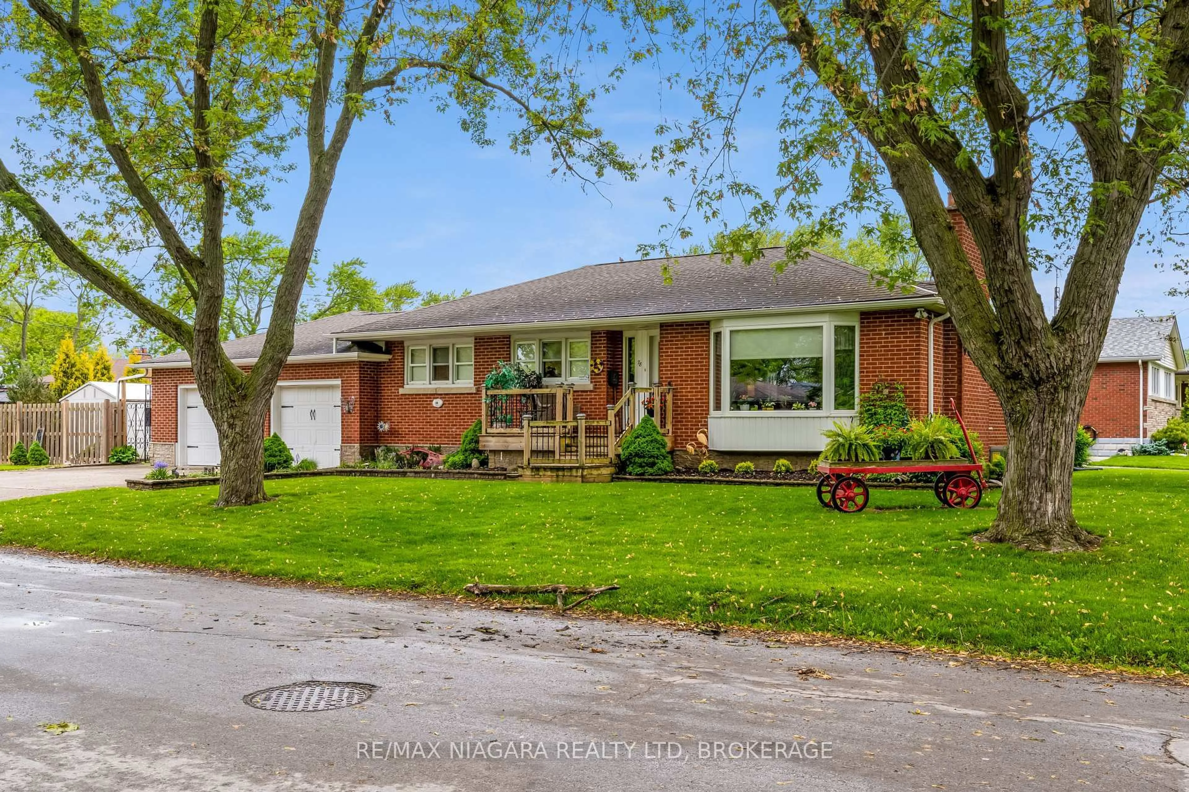 Home with brick exterior material, street for 78 Summit Ave, Welland Ontario L3C 4G9