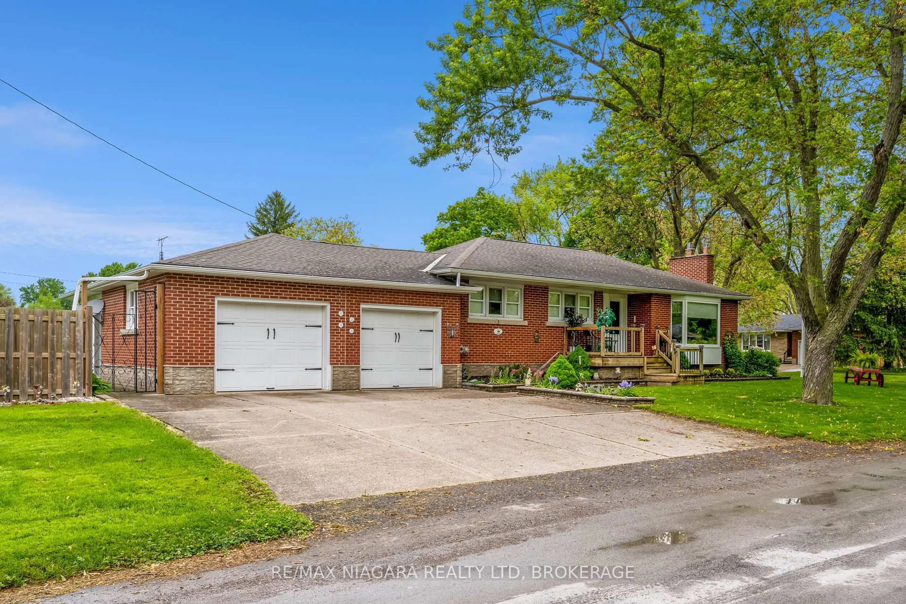Home with brick exterior material, street for 78 Summit Ave, Welland Ontario L3C 4G9