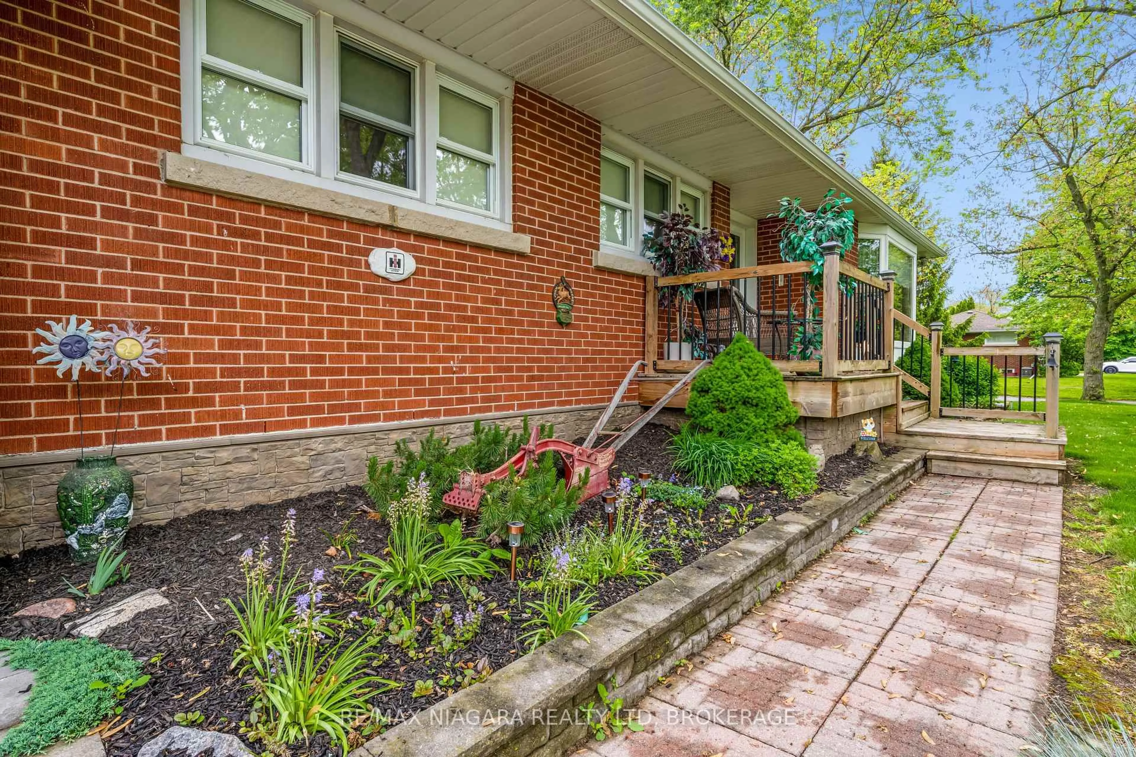 Home with brick exterior material, street for 78 Summit Ave, Welland Ontario L3C 4G9