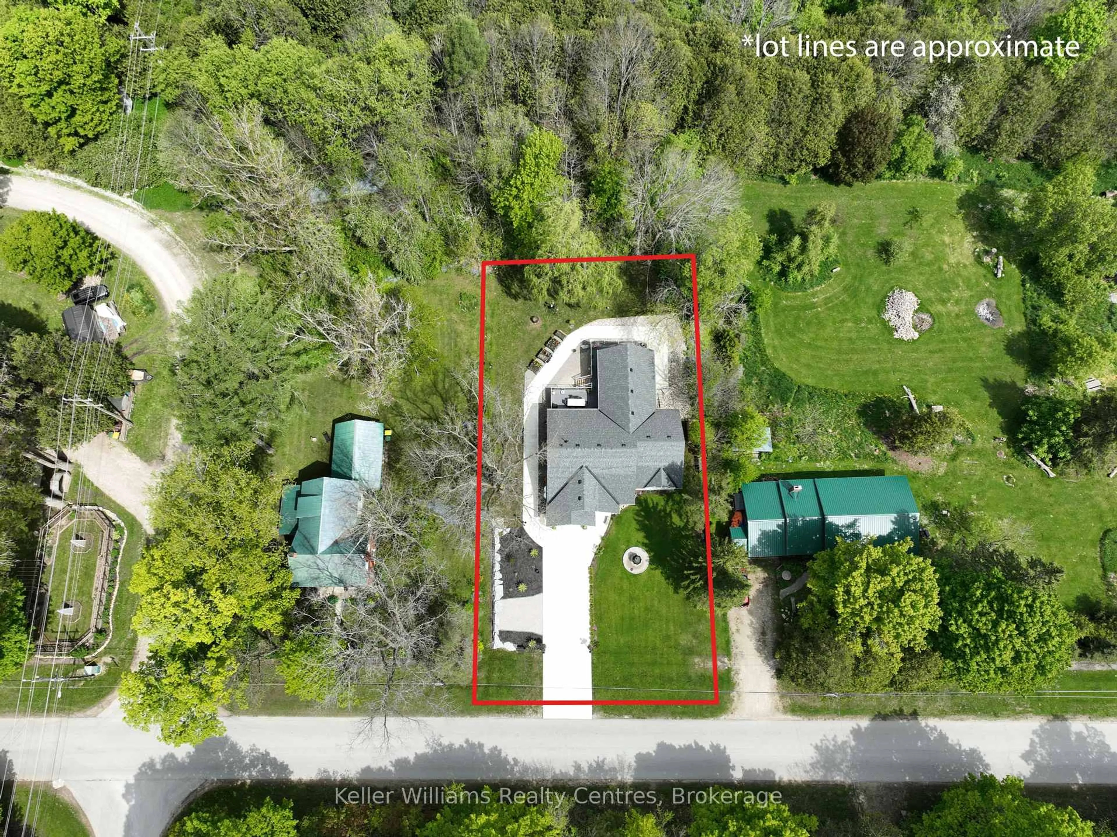 A pic from outside/outdoor area/front of a property/back of a property/a pic from drone, street for 187 Pellisier St, Grey Highlands Ontario N0C 1E0