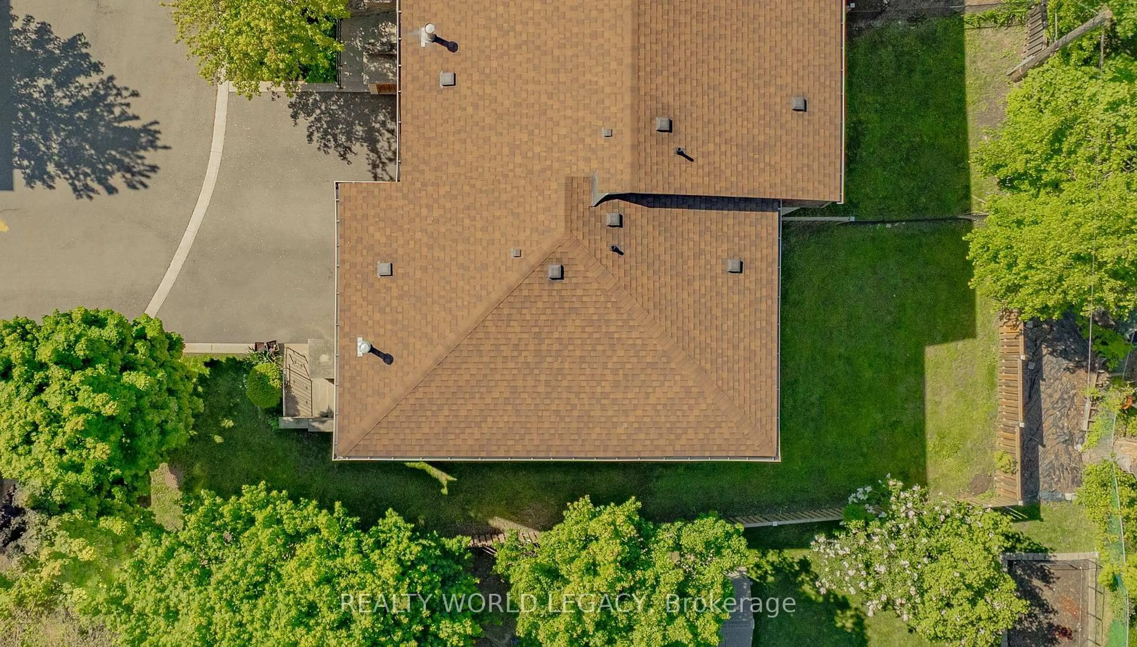 A pic from outside/outdoor area/front of a property/back of a property/a pic from drone, street for 42 Melanie Cres, Hamilton Ontario L0R 2H0