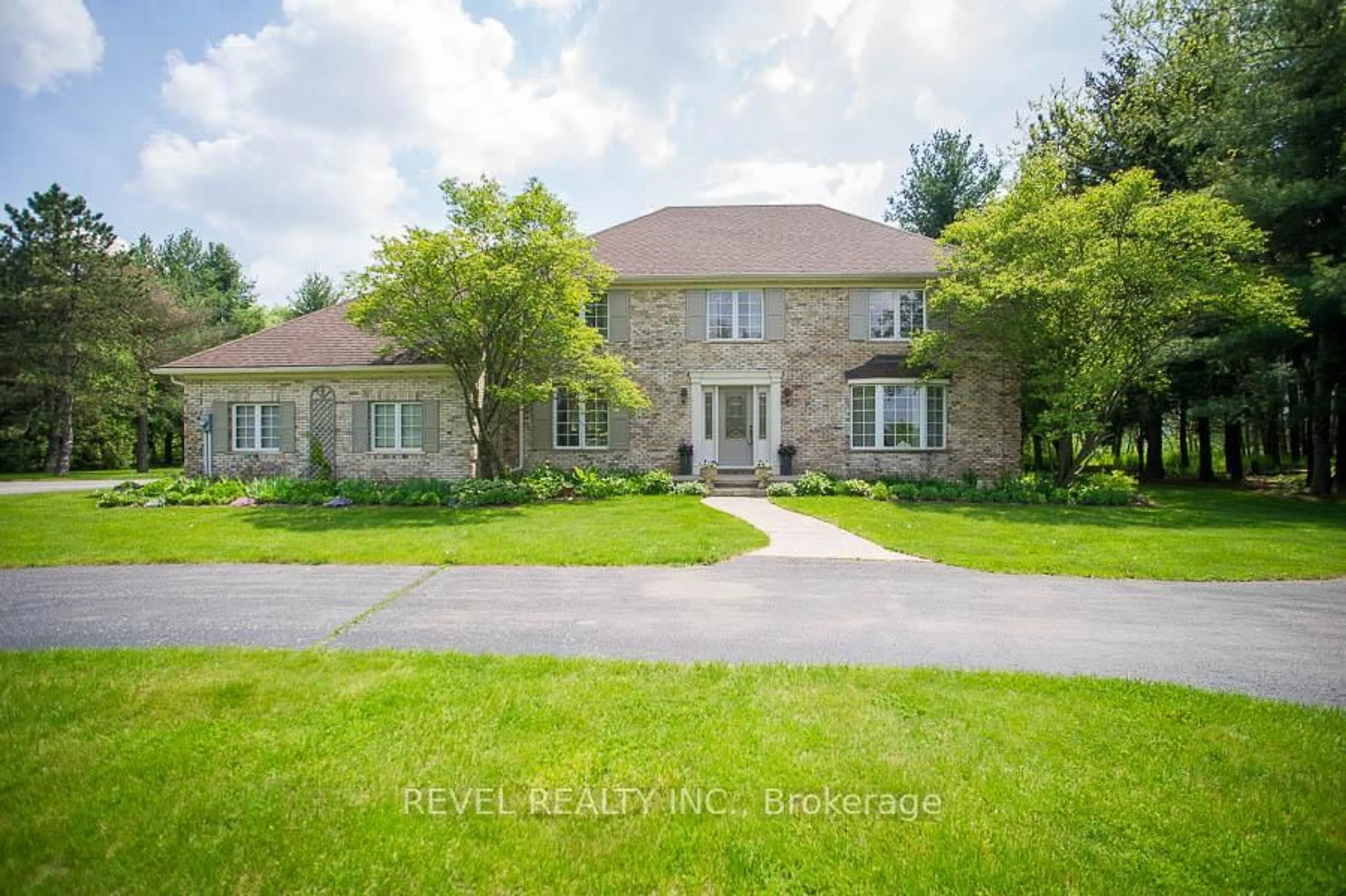 A pic from outside/outdoor area/front of a property/back of a property/a pic from drone, street for 92 Highland Dr, Brantford Ontario N3T 5L7