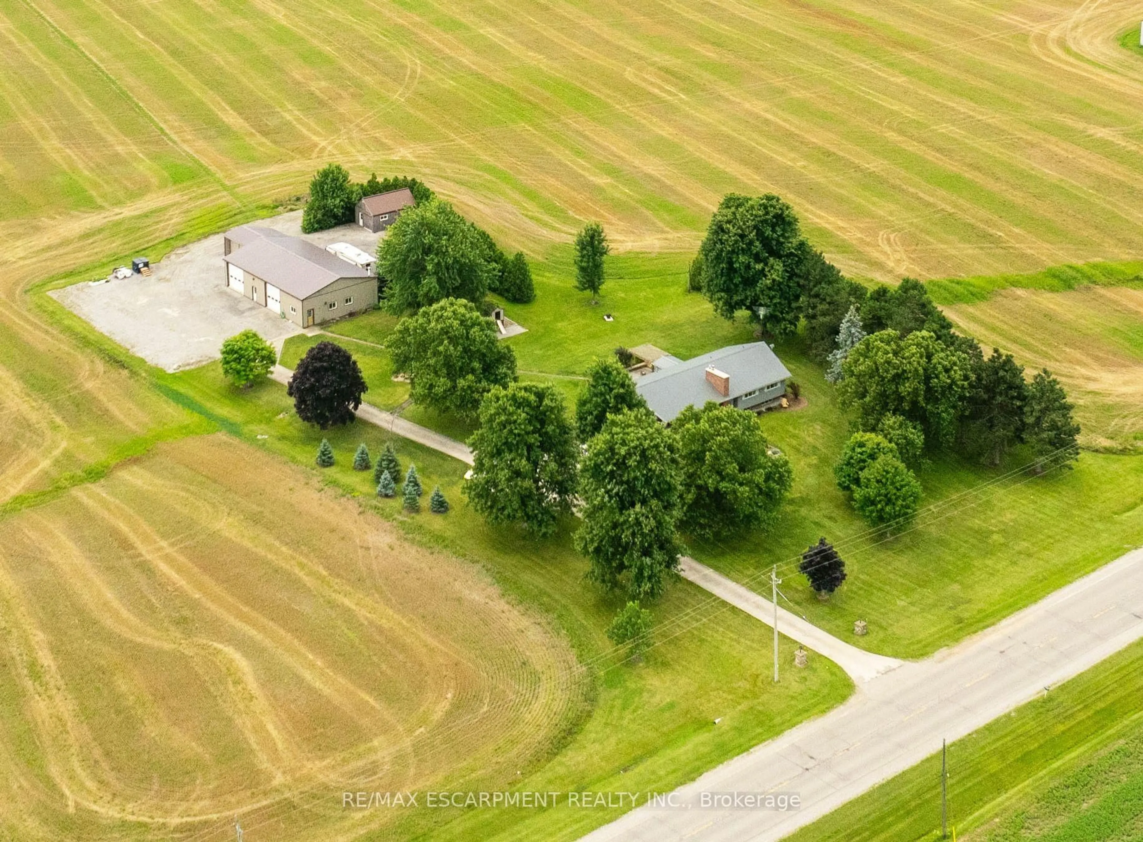 A pic from outside/outdoor area/front of a property/back of a property/a pic from drone, unknown for 6854 Rainham Rd, Haldimand Ontario N1A 2W8