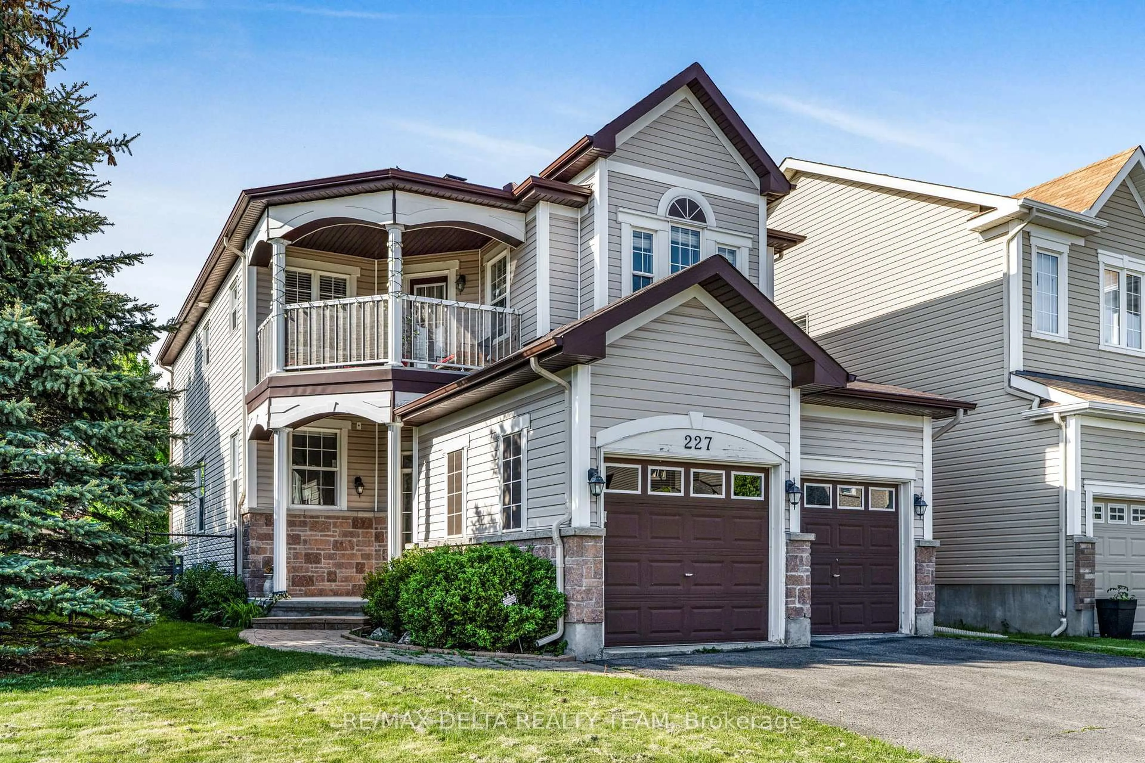 Home with vinyl exterior material, street for 227 Hillpark High St, Ottawa Ontario K1W 0B5