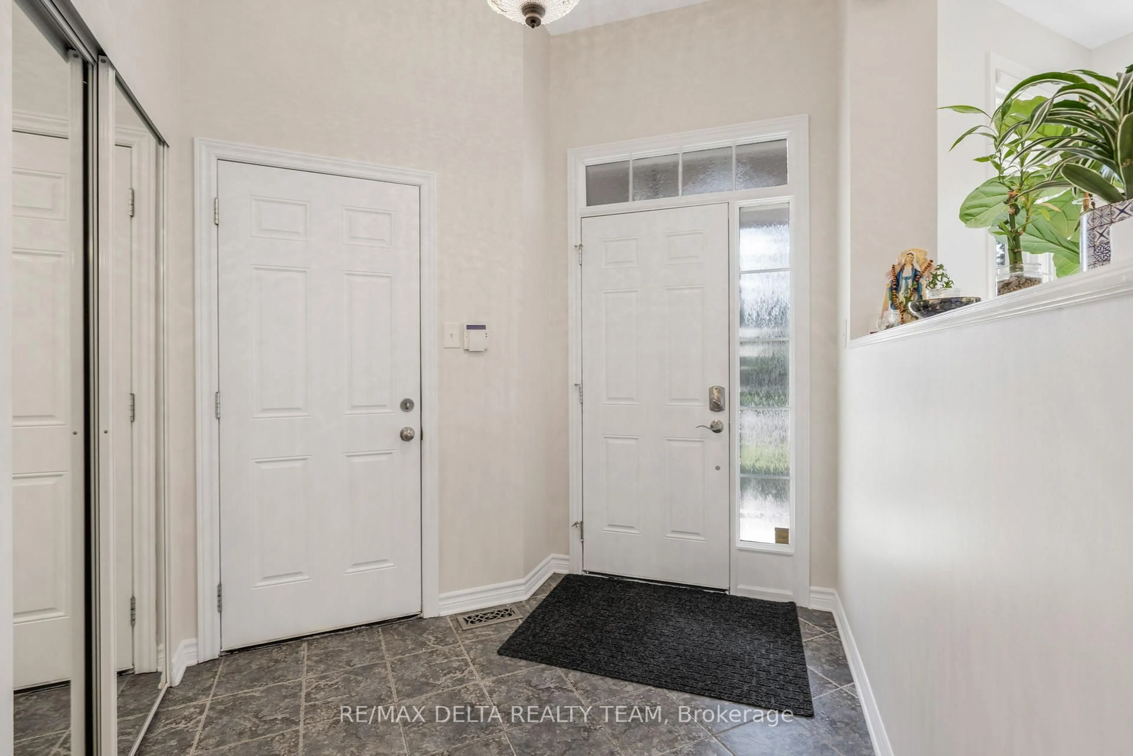 Indoor entryway for 227 Hillpark High St, Ottawa Ontario K1W 0B5