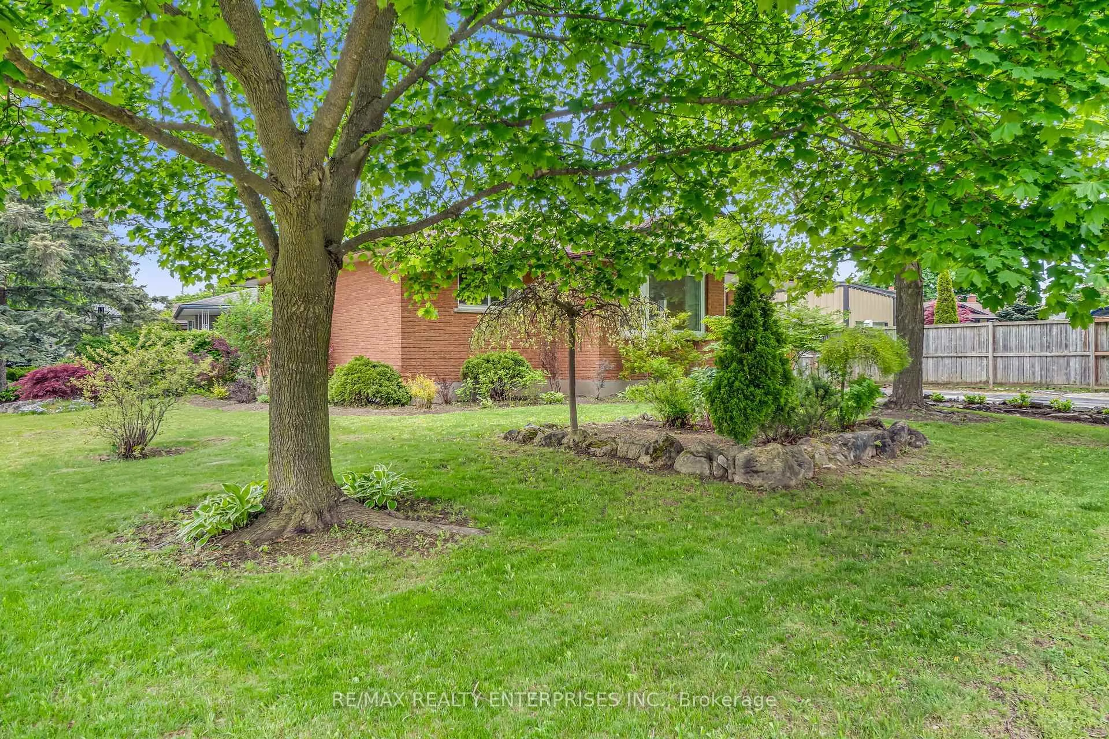 Patio, street for 4 BLACKBIRD Cres, Guelph Ontario N1E 3K5