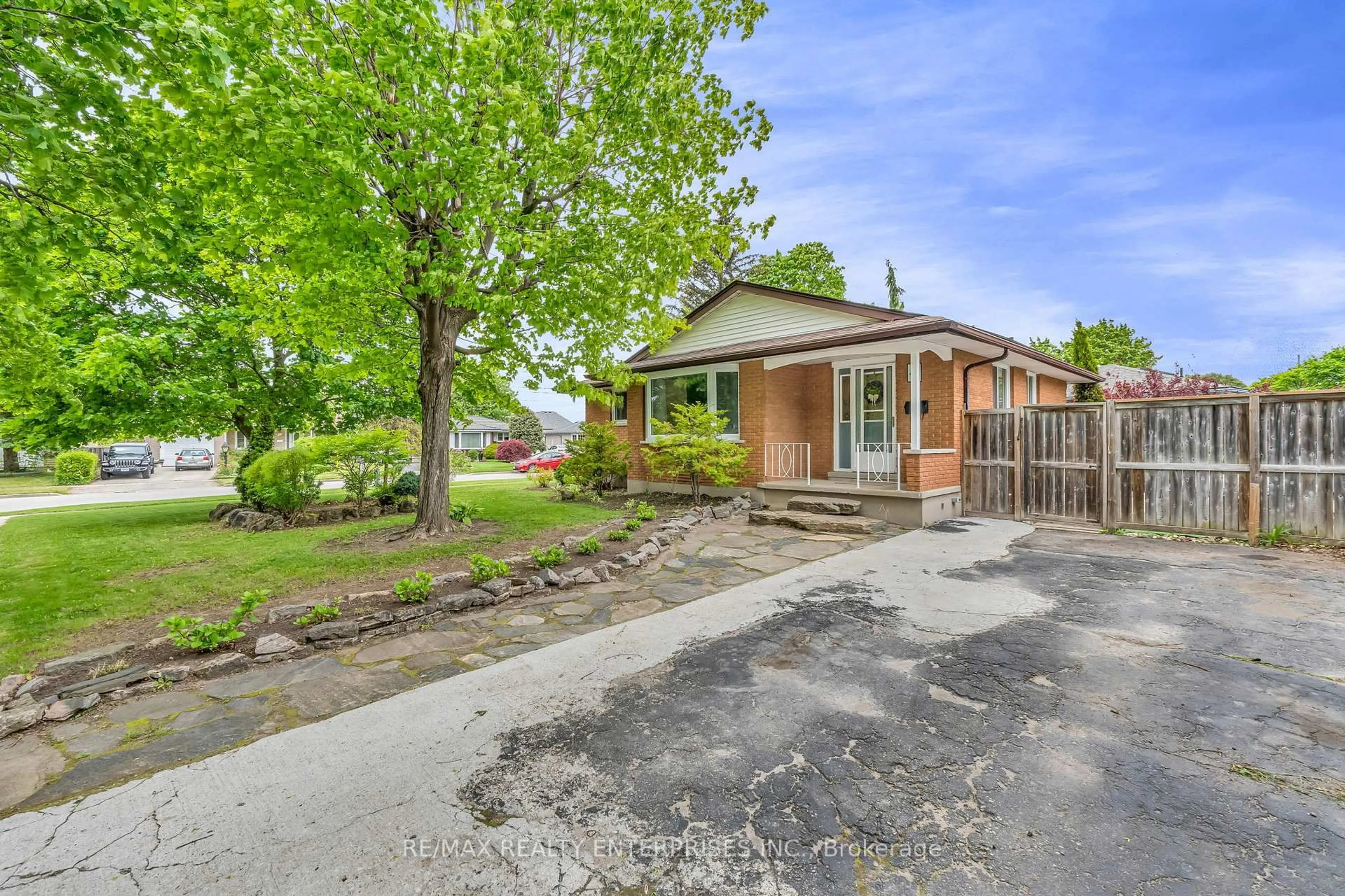 A pic from outside/outdoor area/front of a property/back of a property/a pic from drone, street for 4 BLACKBIRD Cres, Guelph Ontario N1E 3K5