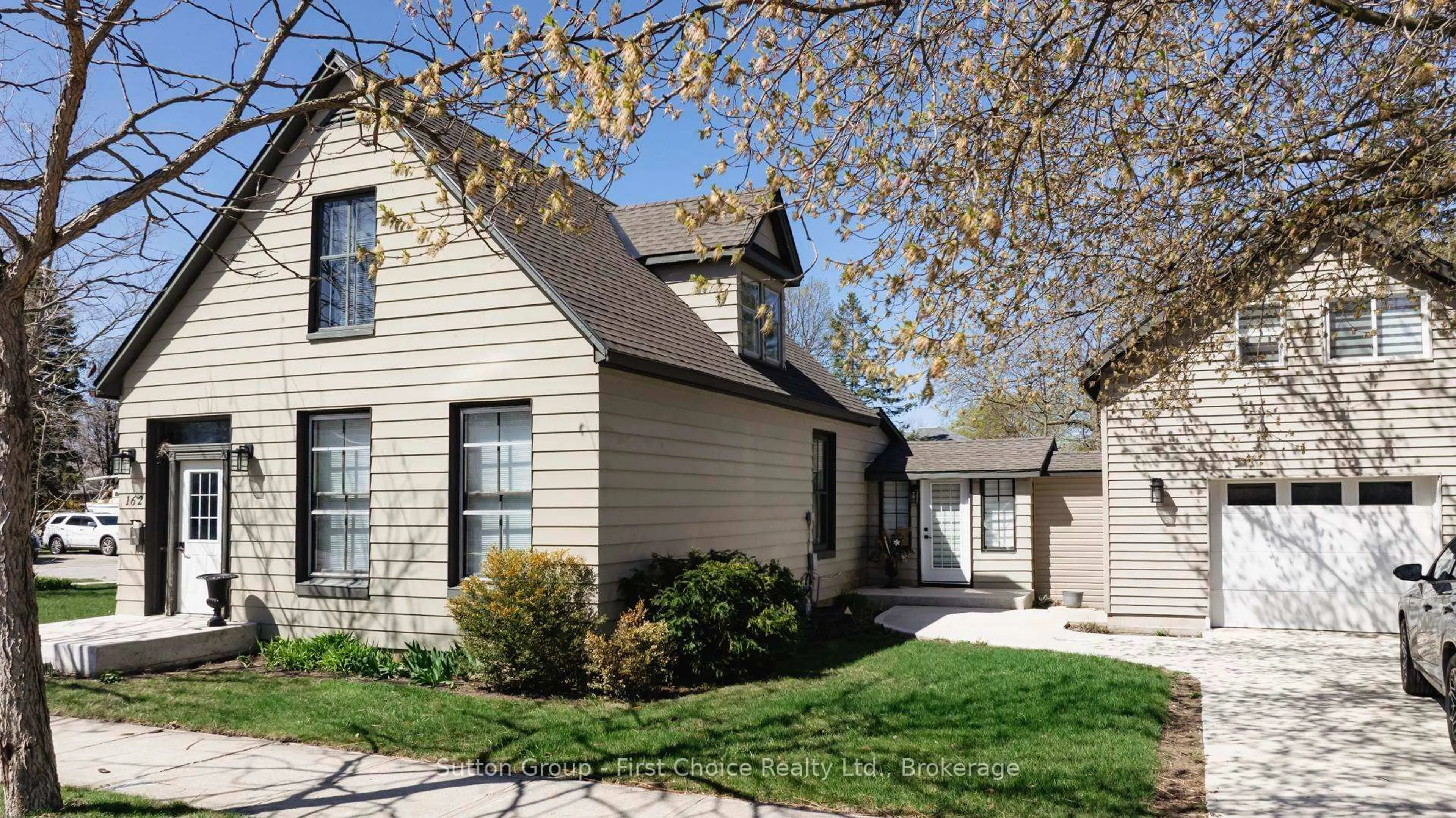 Home with vinyl exterior material, street for 162 Wellington St, Goderich Ontario N7A 3T4