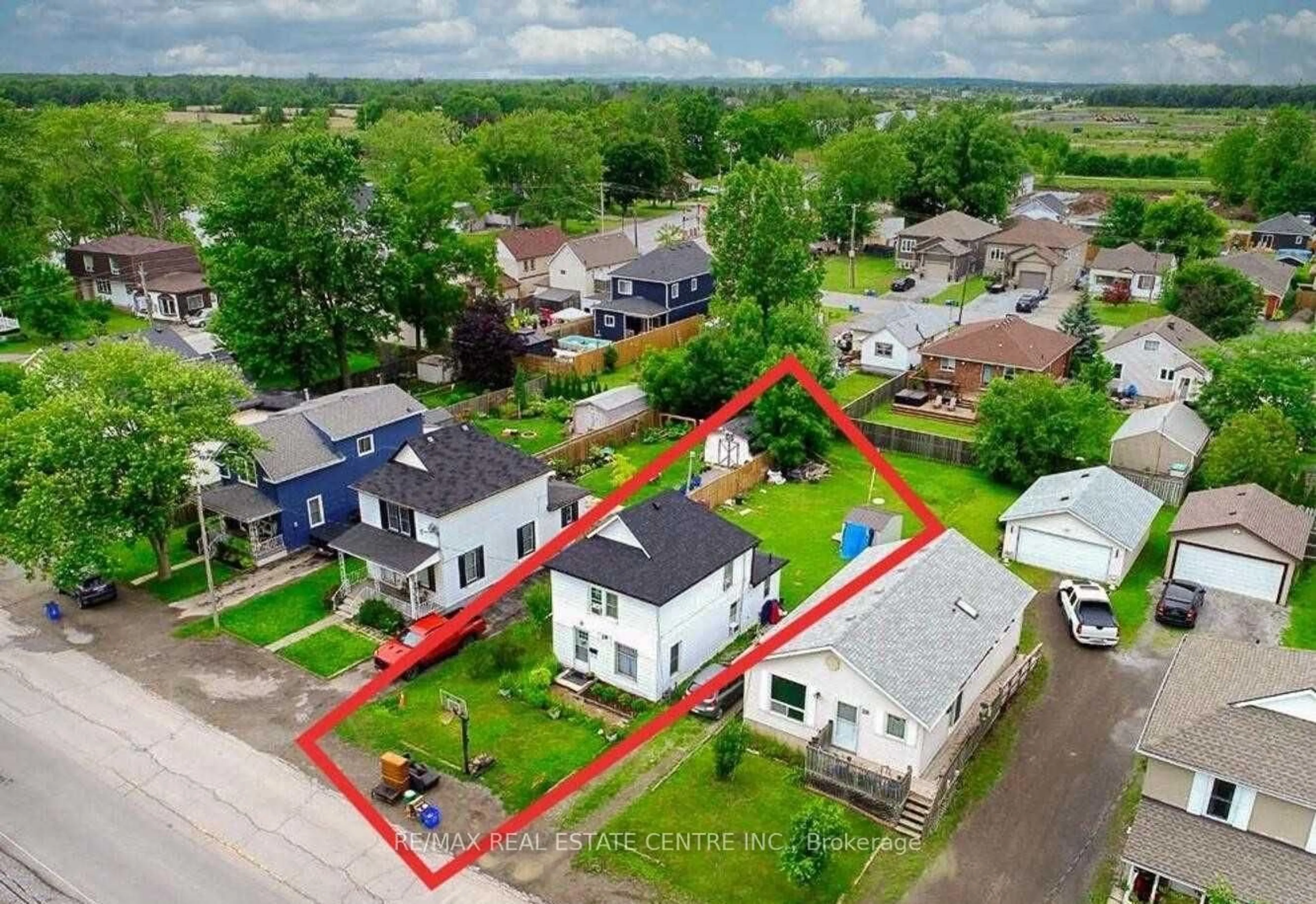 A pic from outside/outdoor area/front of a property/back of a property/a pic from drone, street for 18 Forks Rd, Welland Ontario L3B 5K1
