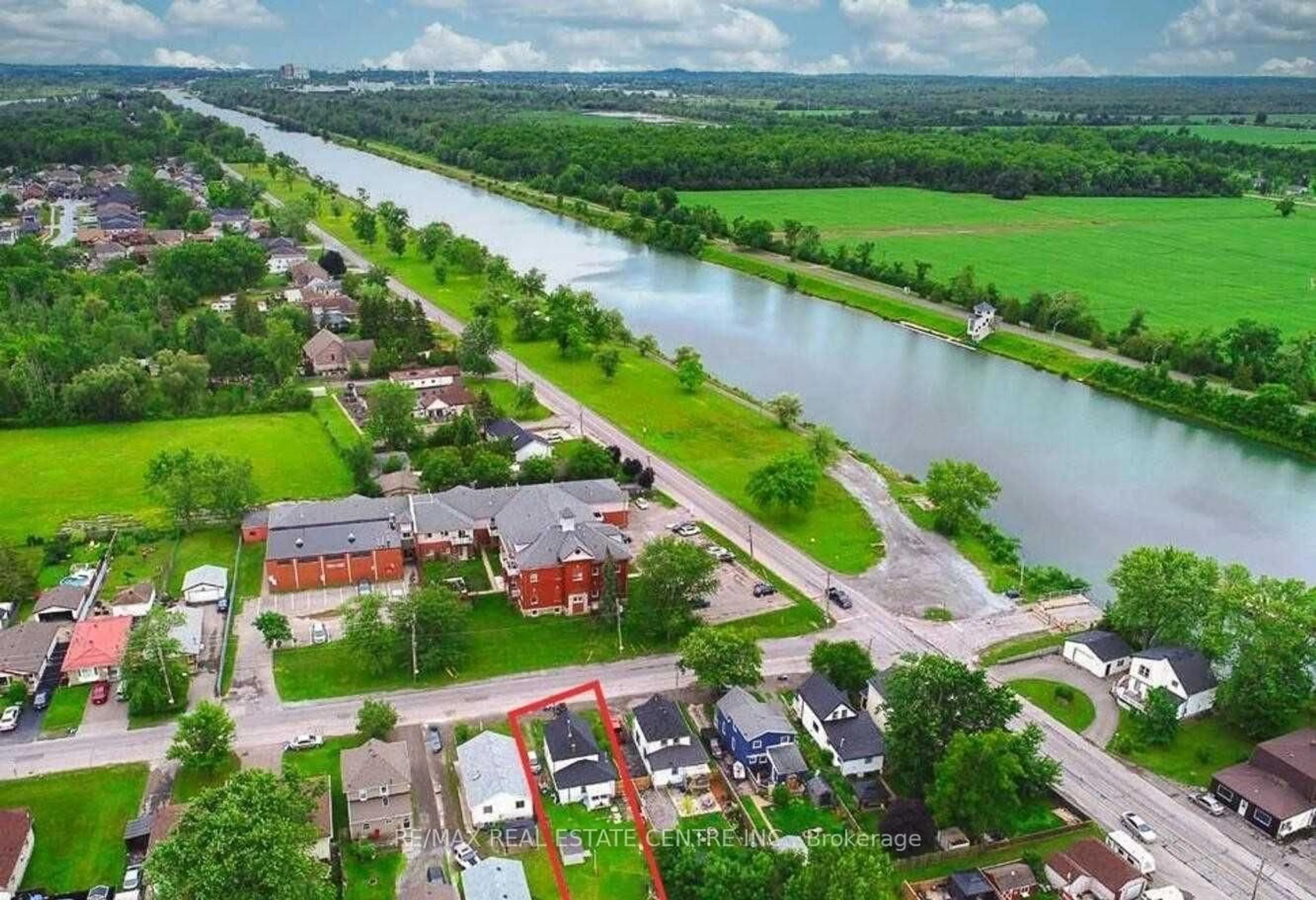 A pic from outside/outdoor area/front of a property/back of a property/a pic from drone, water/lake/river/ocean view for 18 Forks Rd, Welland Ontario L3B 5K1