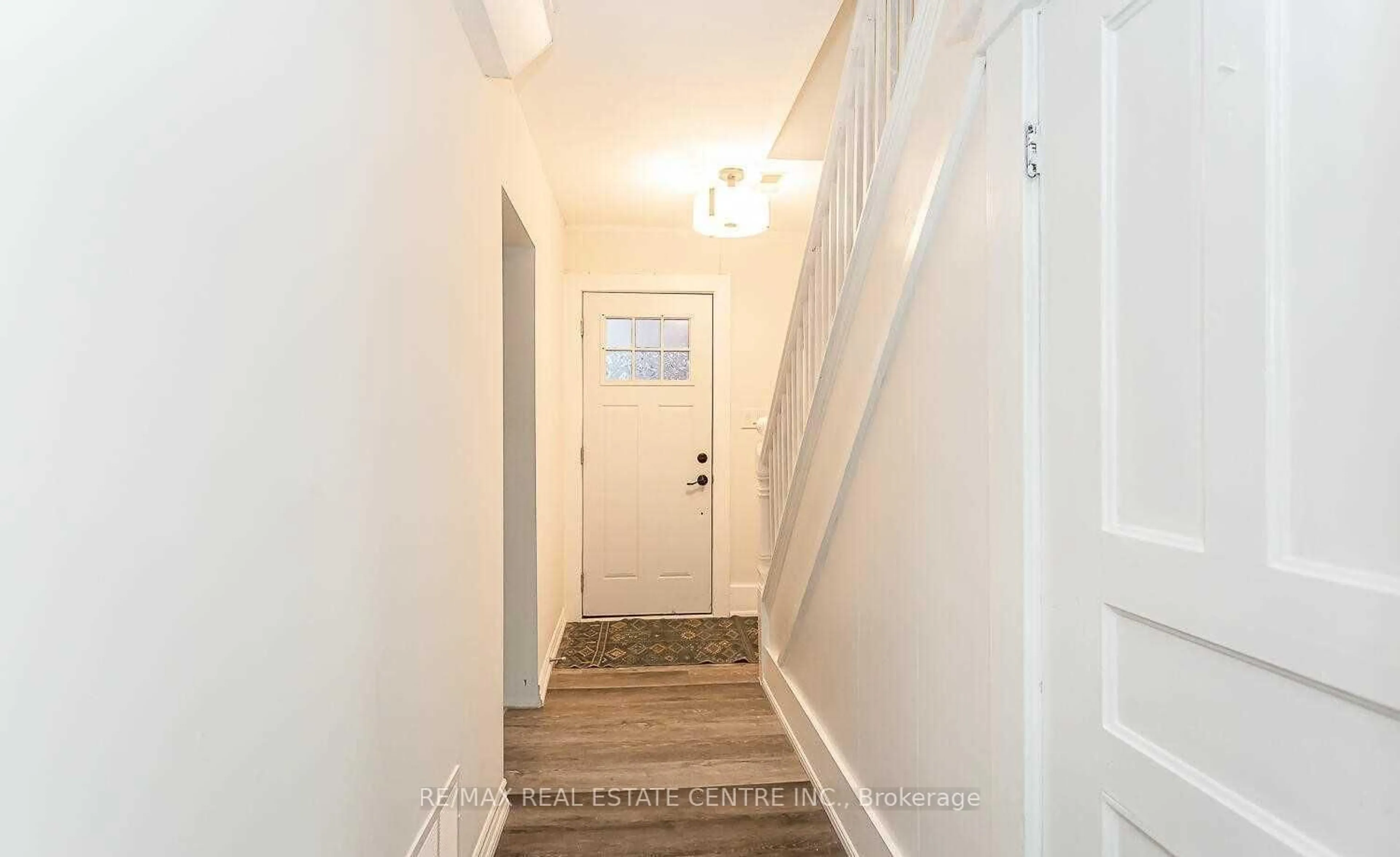 Indoor entryway for 18 Forks Rd, Welland Ontario L3B 5K1