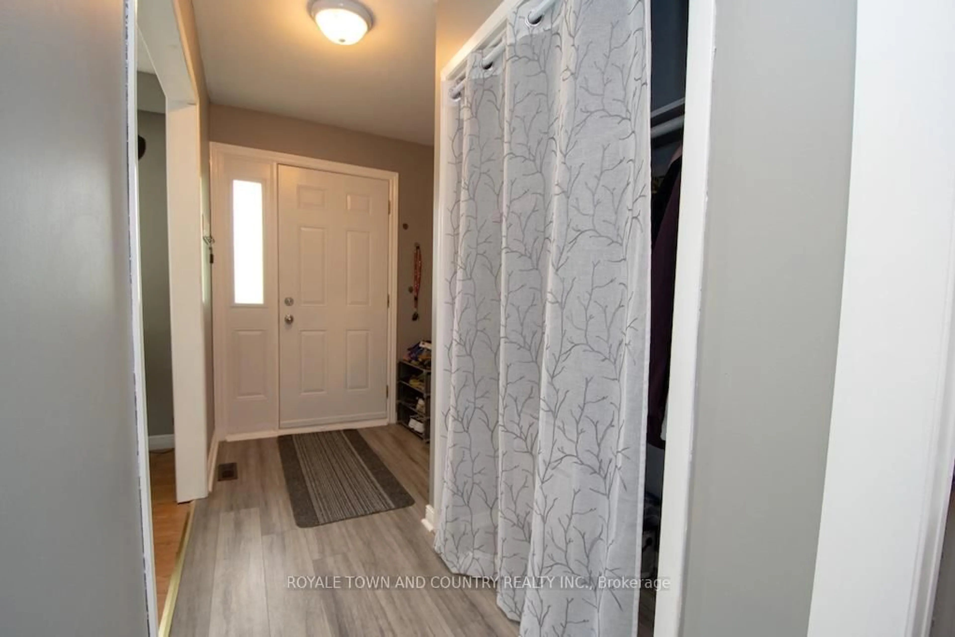 Indoor entryway for 24 Mohawk Dr, Kawartha Lakes Ontario K9V 0J6