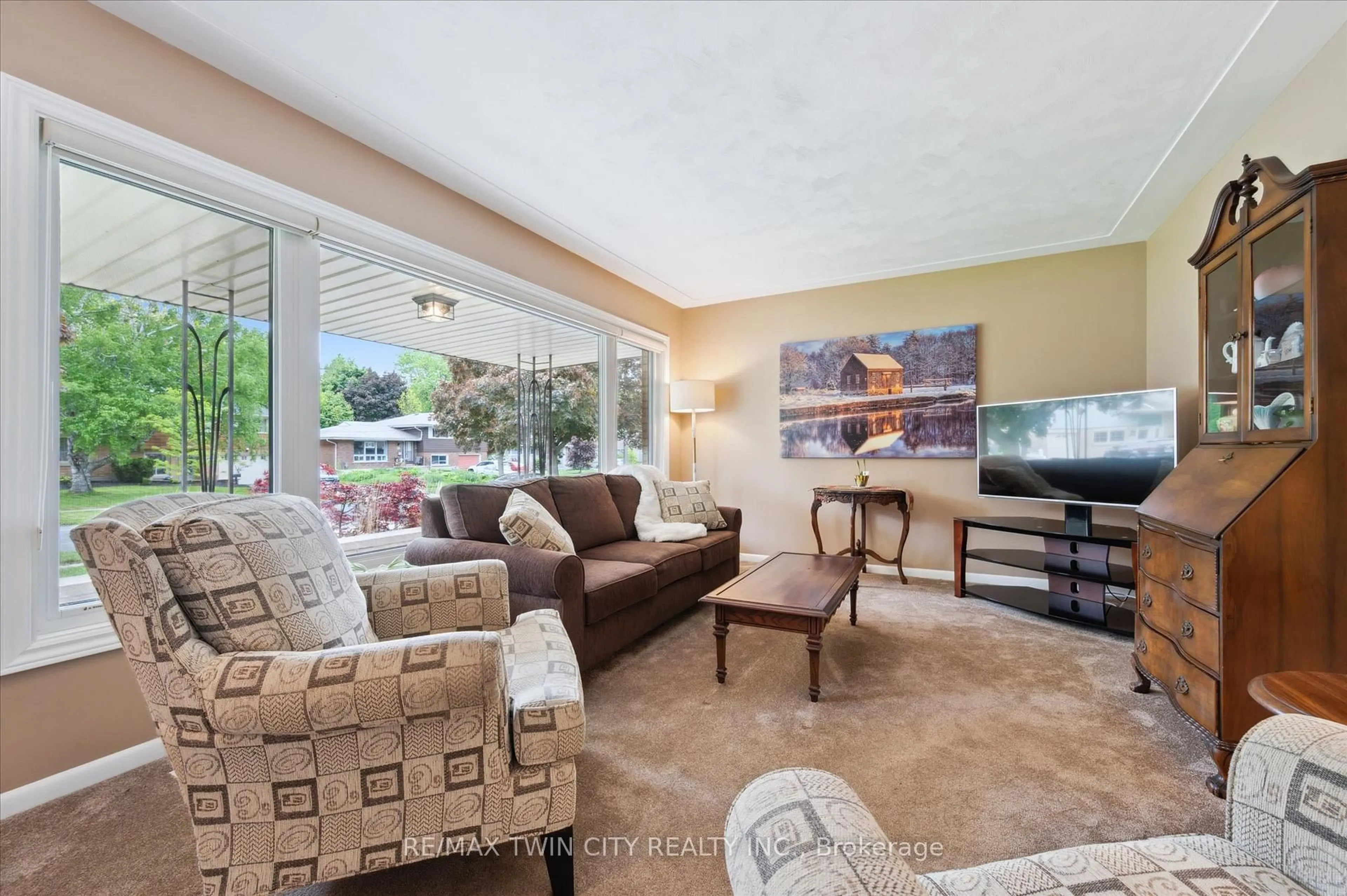 Living room with furniture, unknown for 100 BURBANK Rd, Kitchener Ontario N2B 1E2