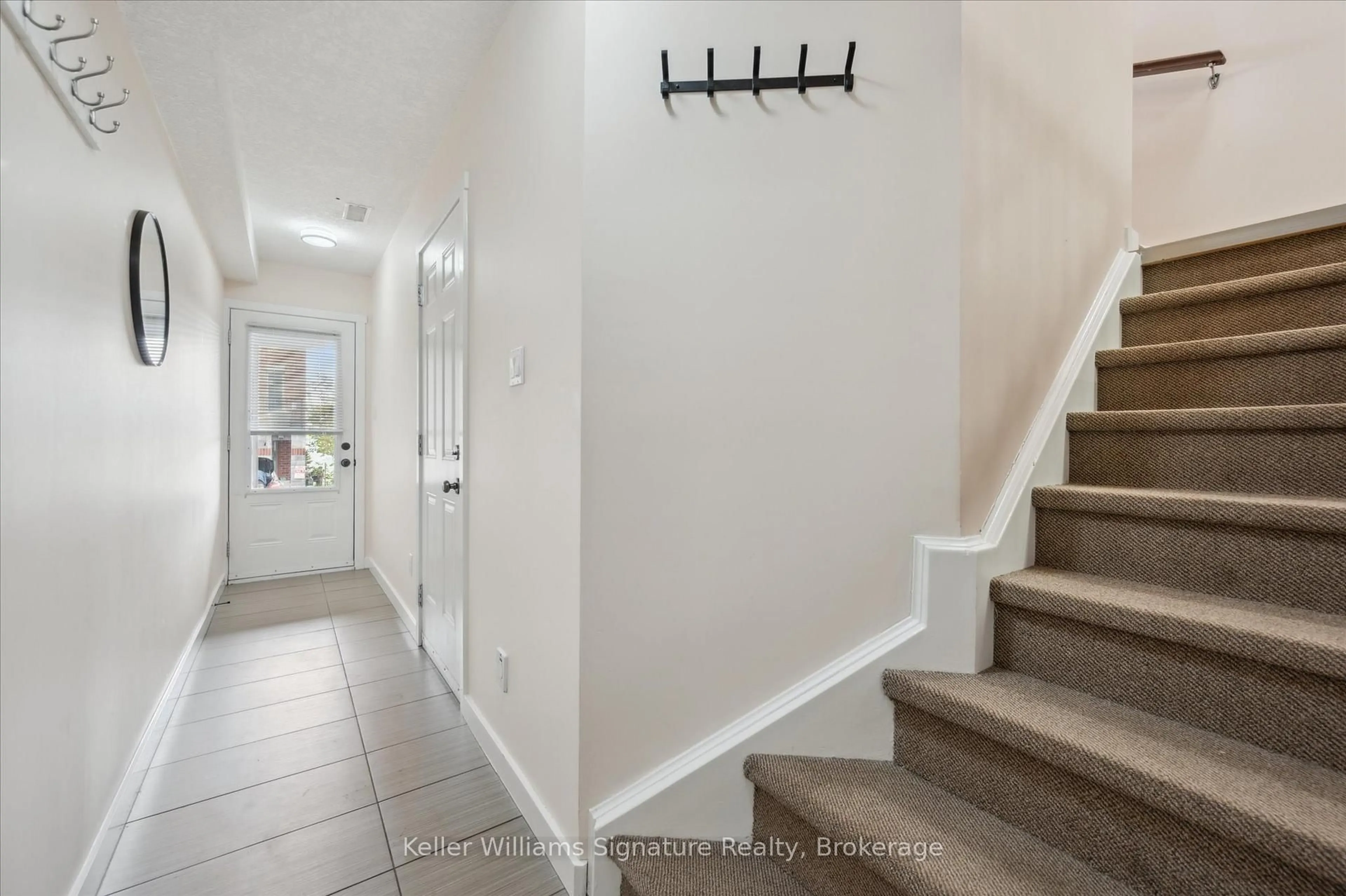 Indoor entryway for 487 East Ave #2, Kitchener Ontario N2H 0A8