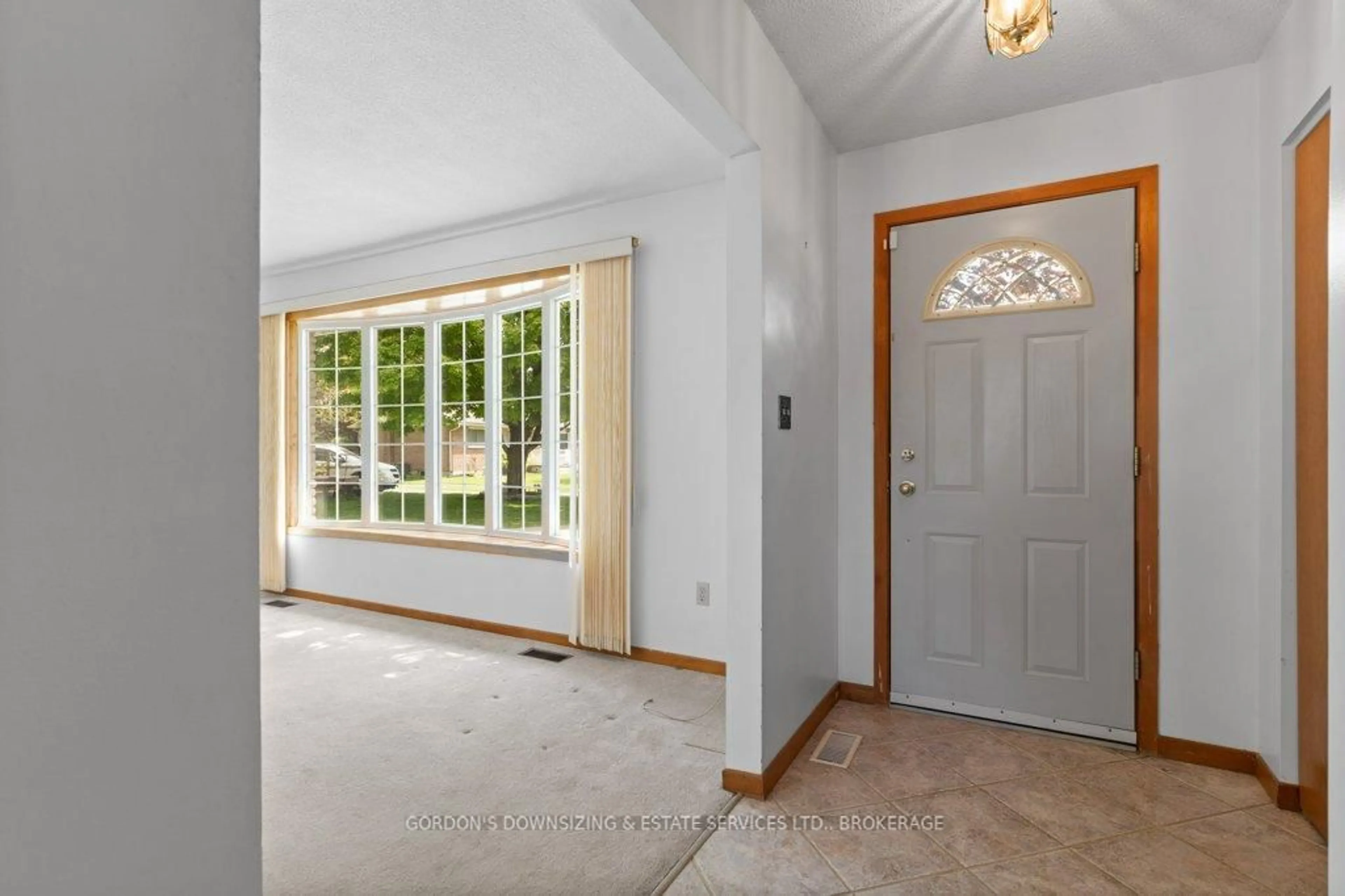 Indoor entryway for 757 Louis Crt, Kingston Ontario K7M 6E9
