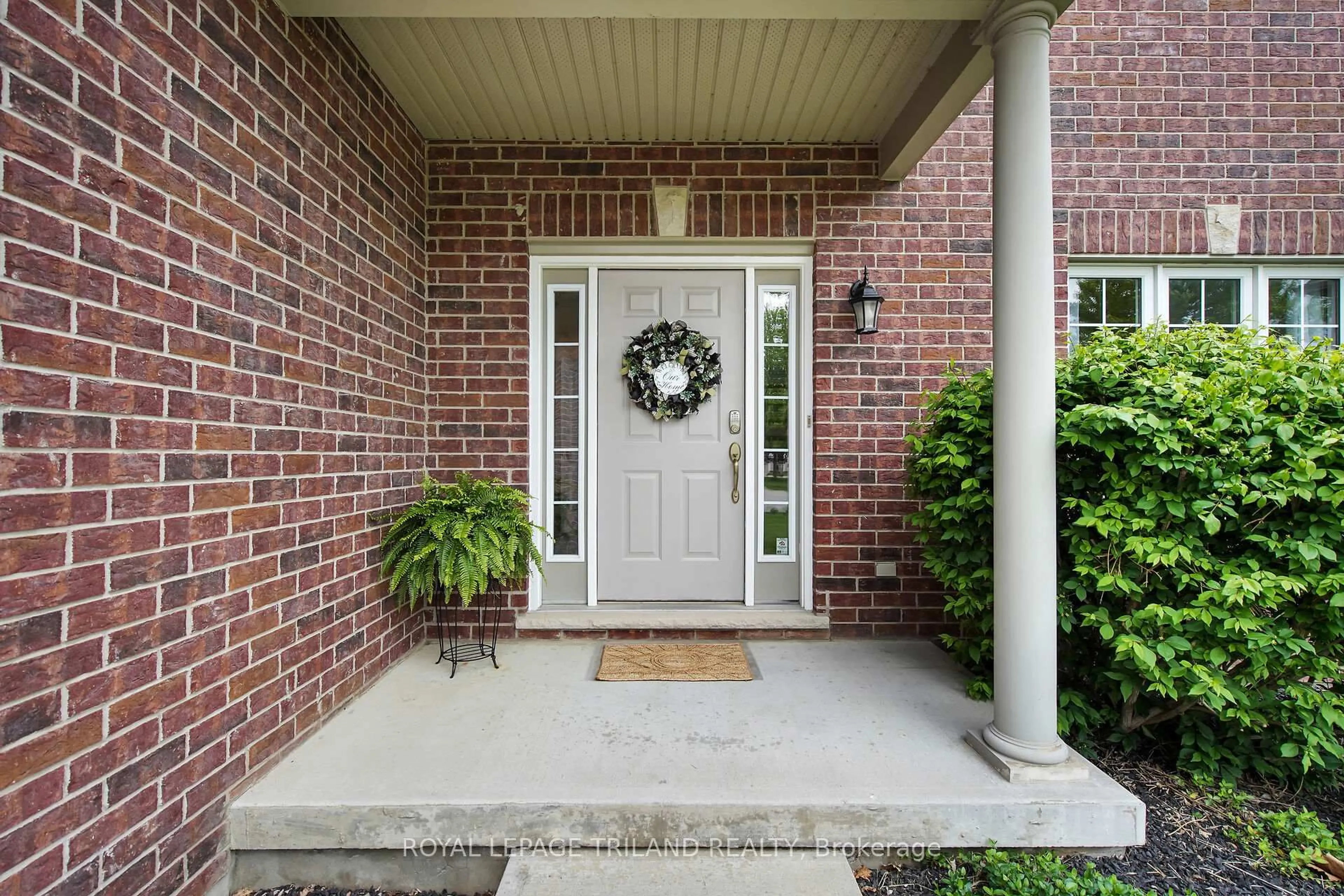 Indoor entryway for 30 Willard Cres, Middlesex Centre Ontario N0L 1R0