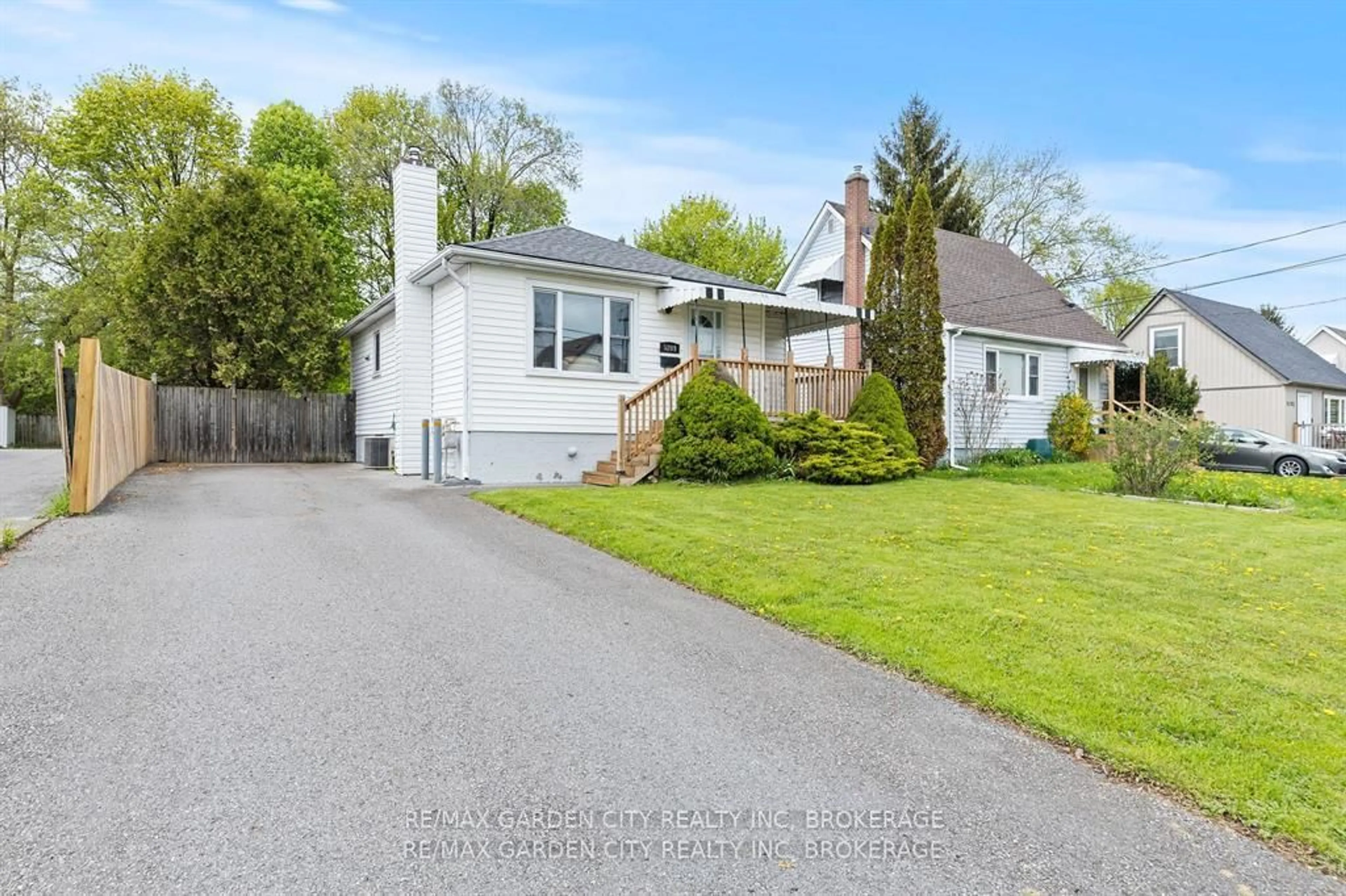 A pic from outside/outdoor area/front of a property/back of a property/a pic from drone, street for 5209 Ontario Ave, Niagara Falls Ontario L2E 3R7