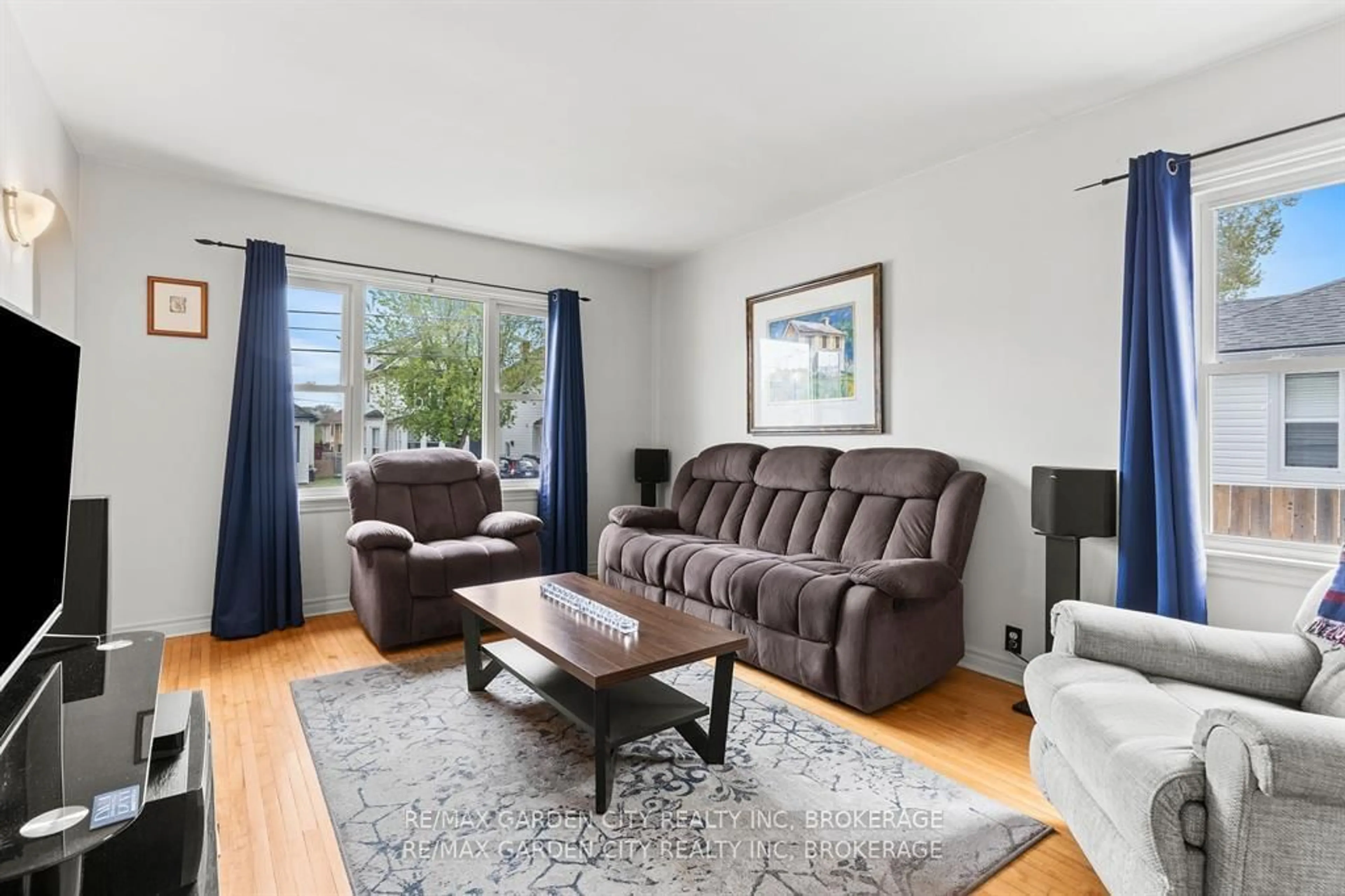Living room with furniture, unknown for 5209 Ontario Ave, Niagara Falls Ontario L2E 3R7