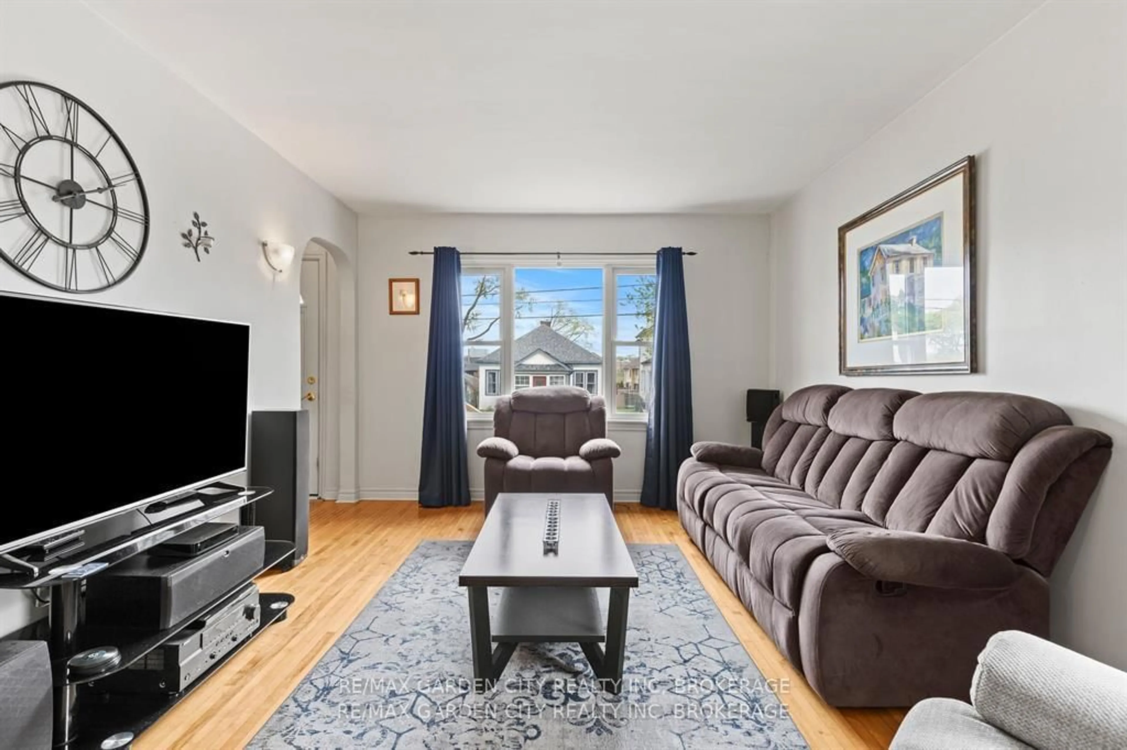 Living room with furniture, unknown for 5209 Ontario Ave, Niagara Falls Ontario L2E 3R7
