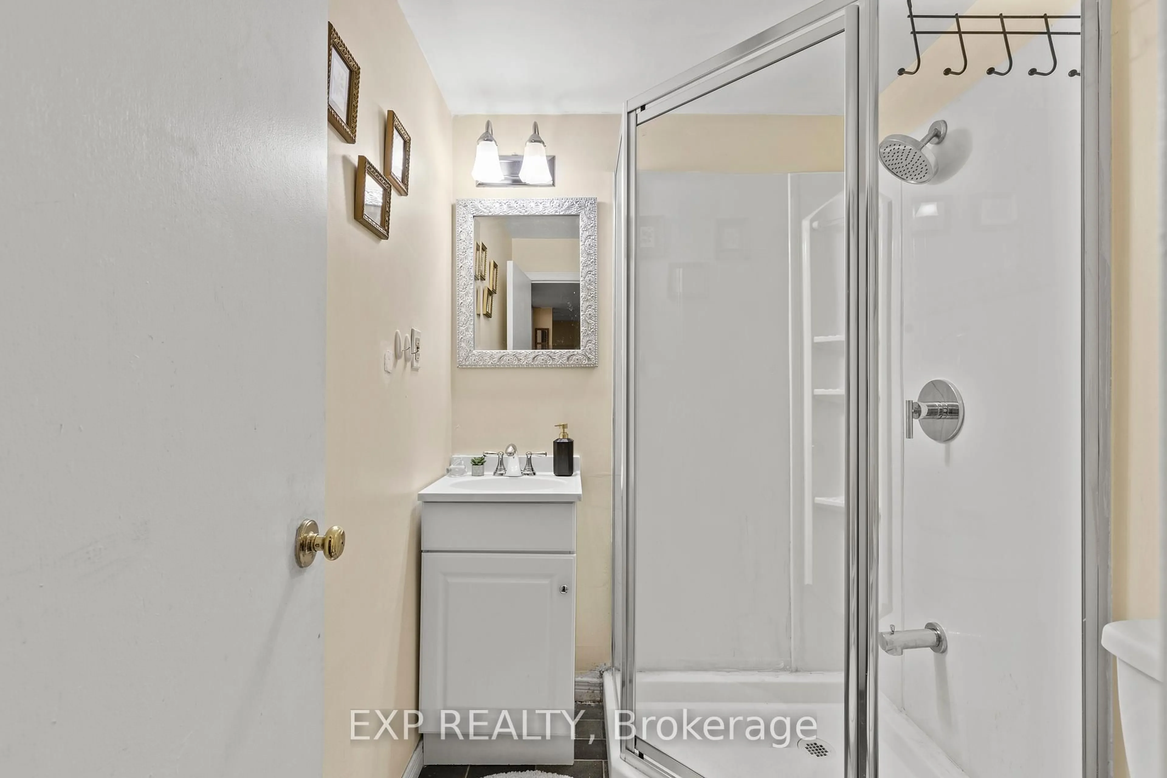 Standard bathroom, ceramic/tile floor for 6745 Dawson St, Niagara Falls Ontario L2E 7B6
