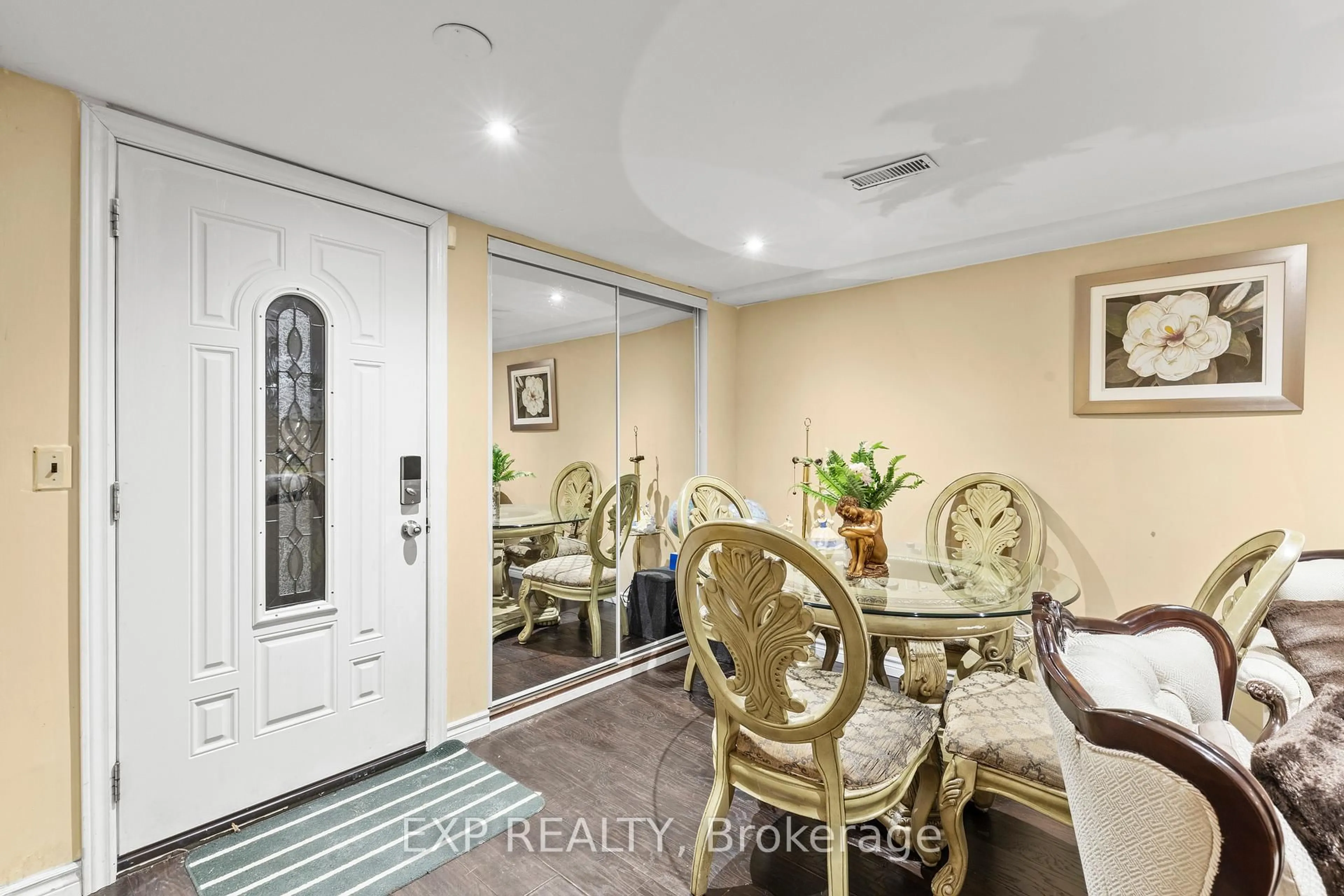 Indoor entryway for 6745 Dawson St, Niagara Falls Ontario L2E 7B6