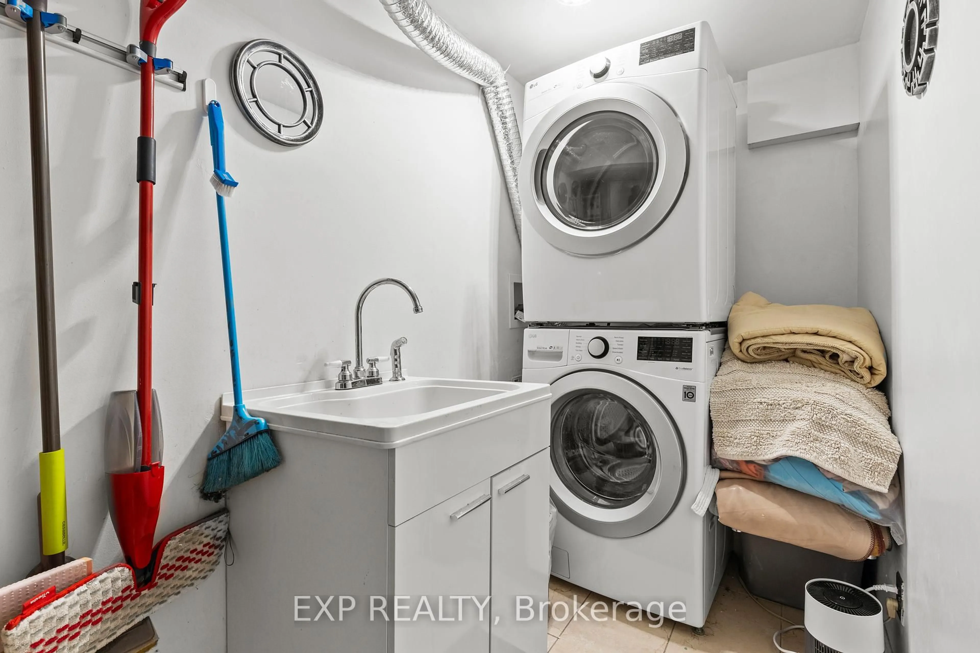 Laundry room for 6745 Dawson St, Niagara Falls Ontario L2E 7B6