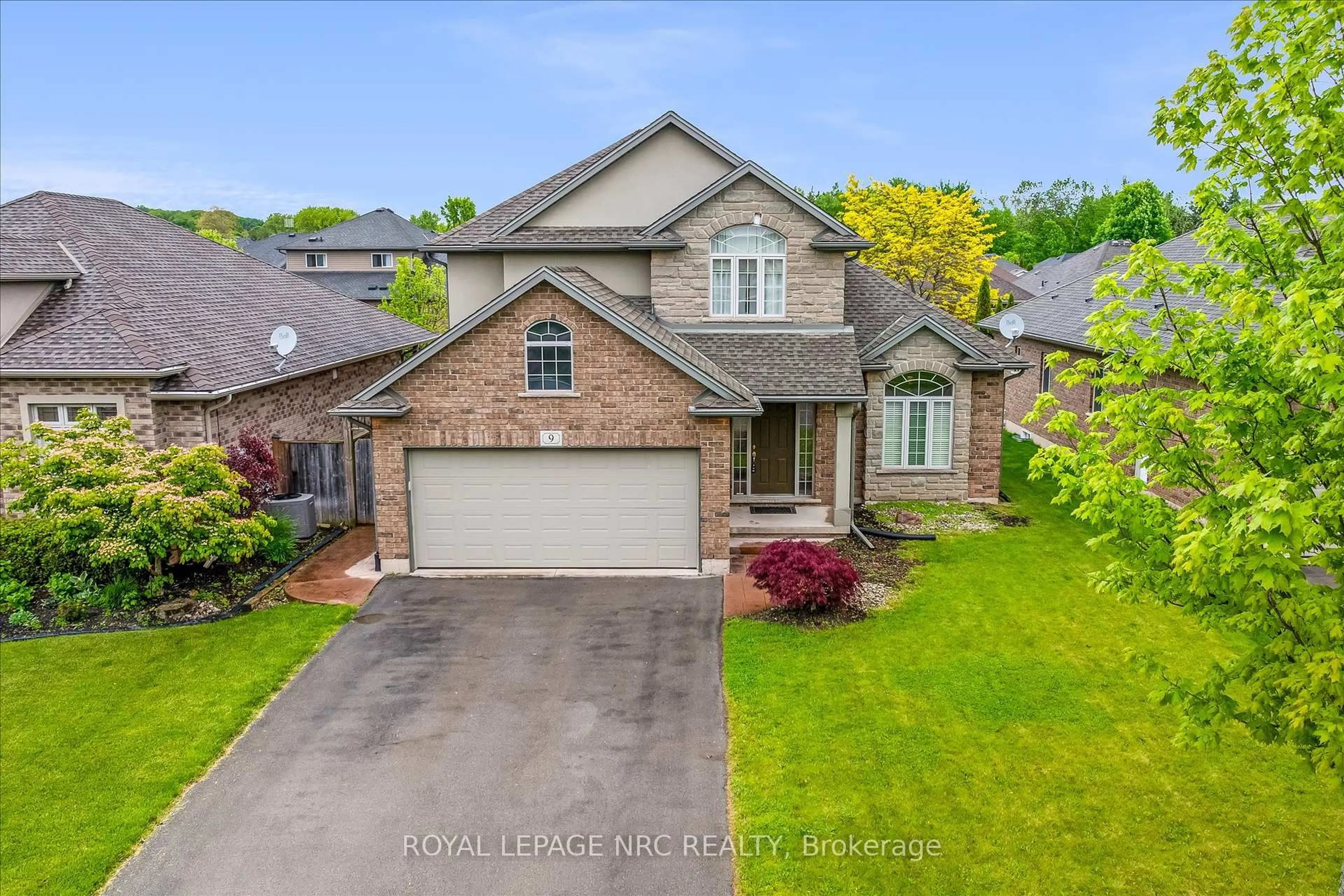 A pic from outside/outdoor area/front of a property/back of a property/a pic from drone, street for 9 Cooper Crt, Pelham Ontario L0S 1E4