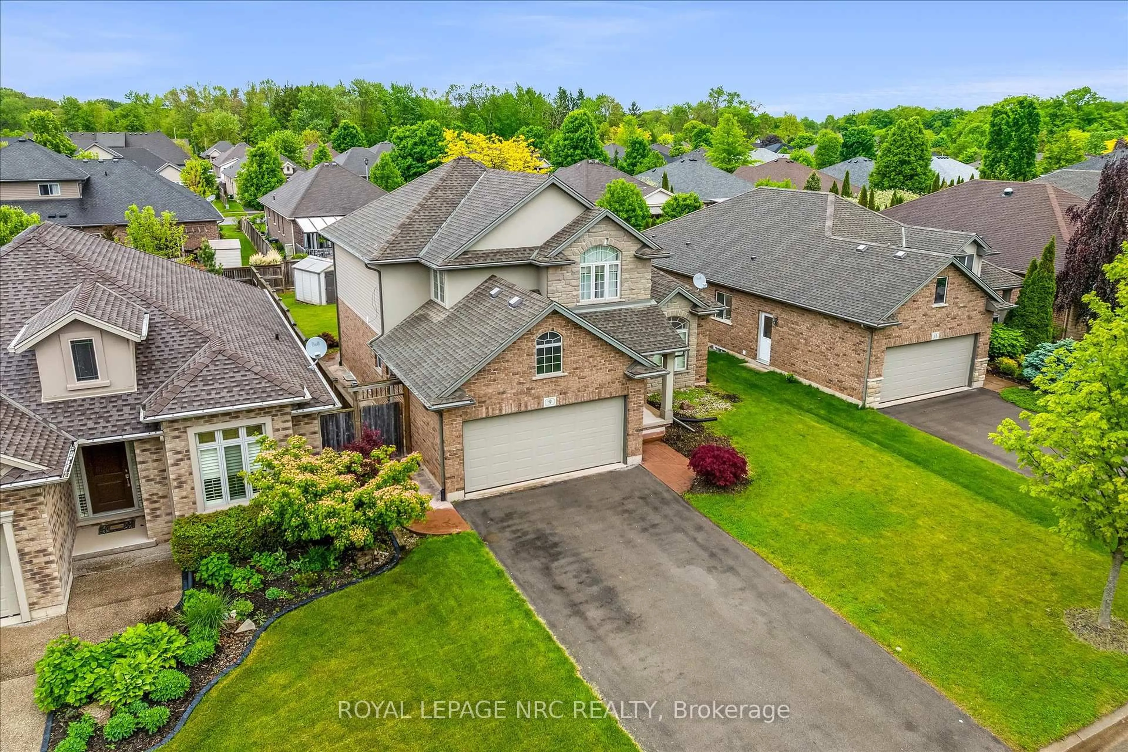 A pic from outside/outdoor area/front of a property/back of a property/a pic from drone, street for 9 Cooper Crt, Pelham Ontario L0S 1E4