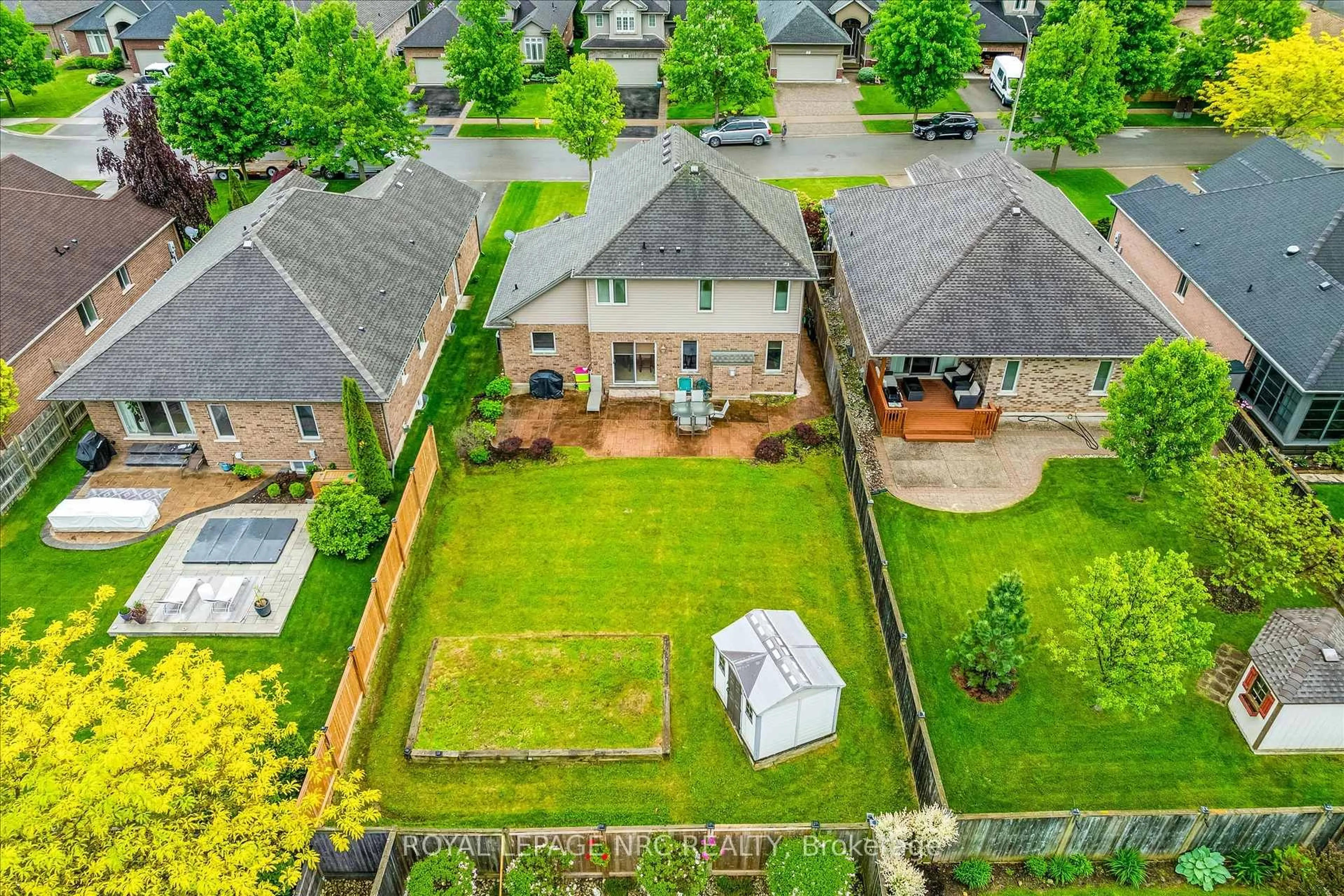 A pic from outside/outdoor area/front of a property/back of a property/a pic from drone, street for 9 Cooper Crt, Pelham Ontario L0S 1E4