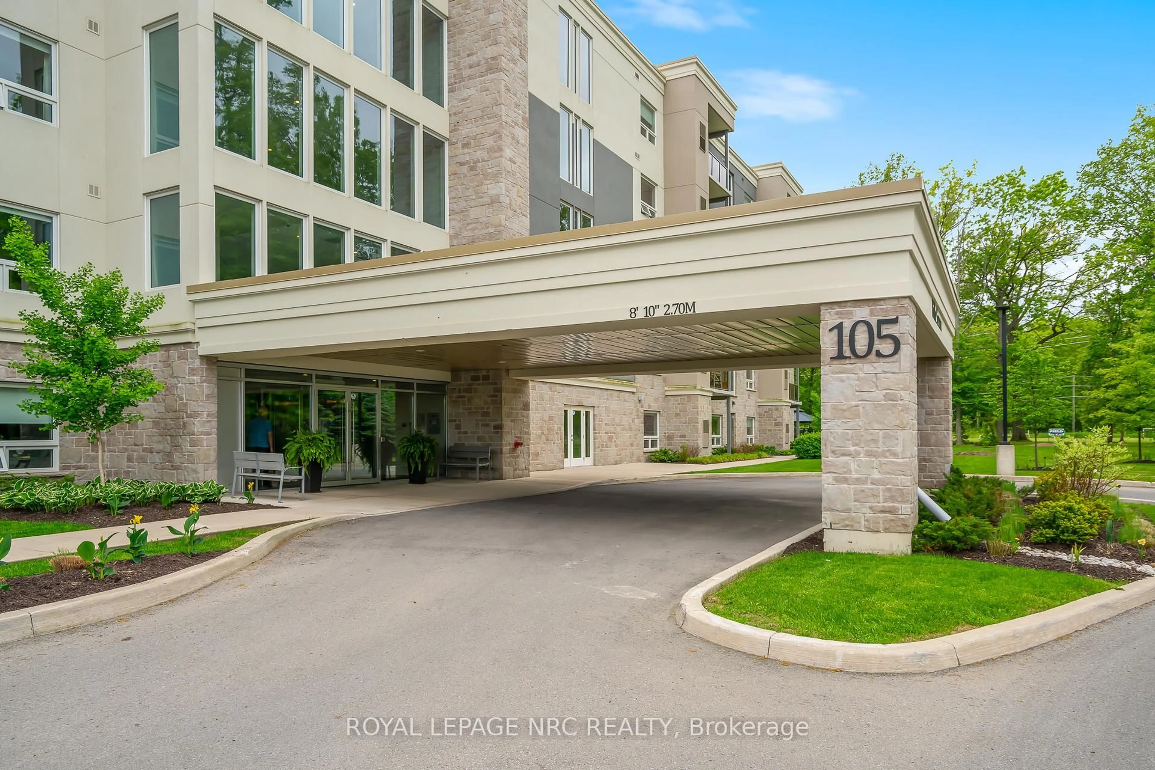 Indoor foyer for 105 Vansickle Rd #401, St. Catharines Ontario L2S 0G4