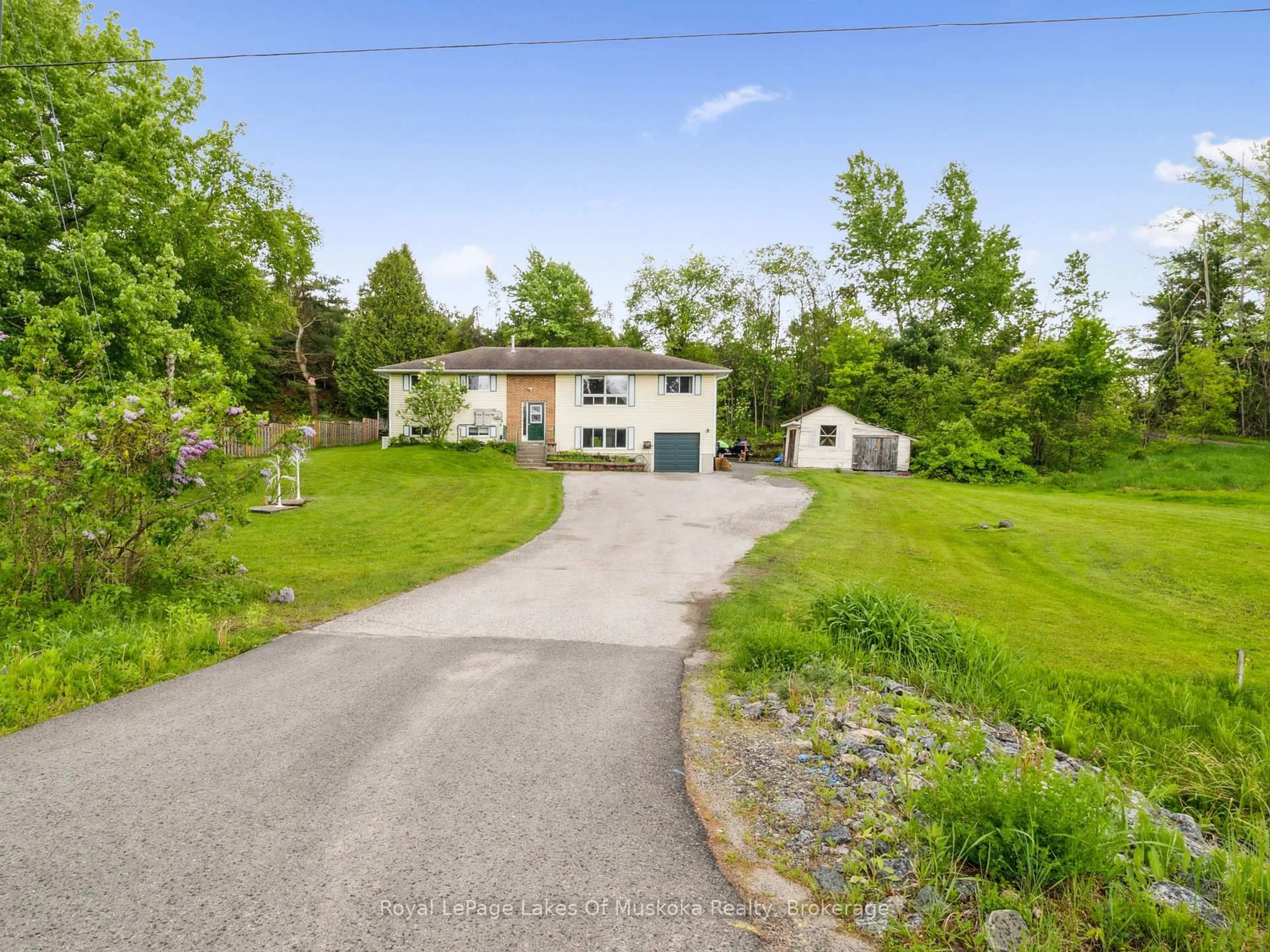 A pic from outside/outdoor area/front of a property/back of a property/a pic from drone, street for 63 Beaumont Dr, Bracebridge Ontario P1L 1X2
