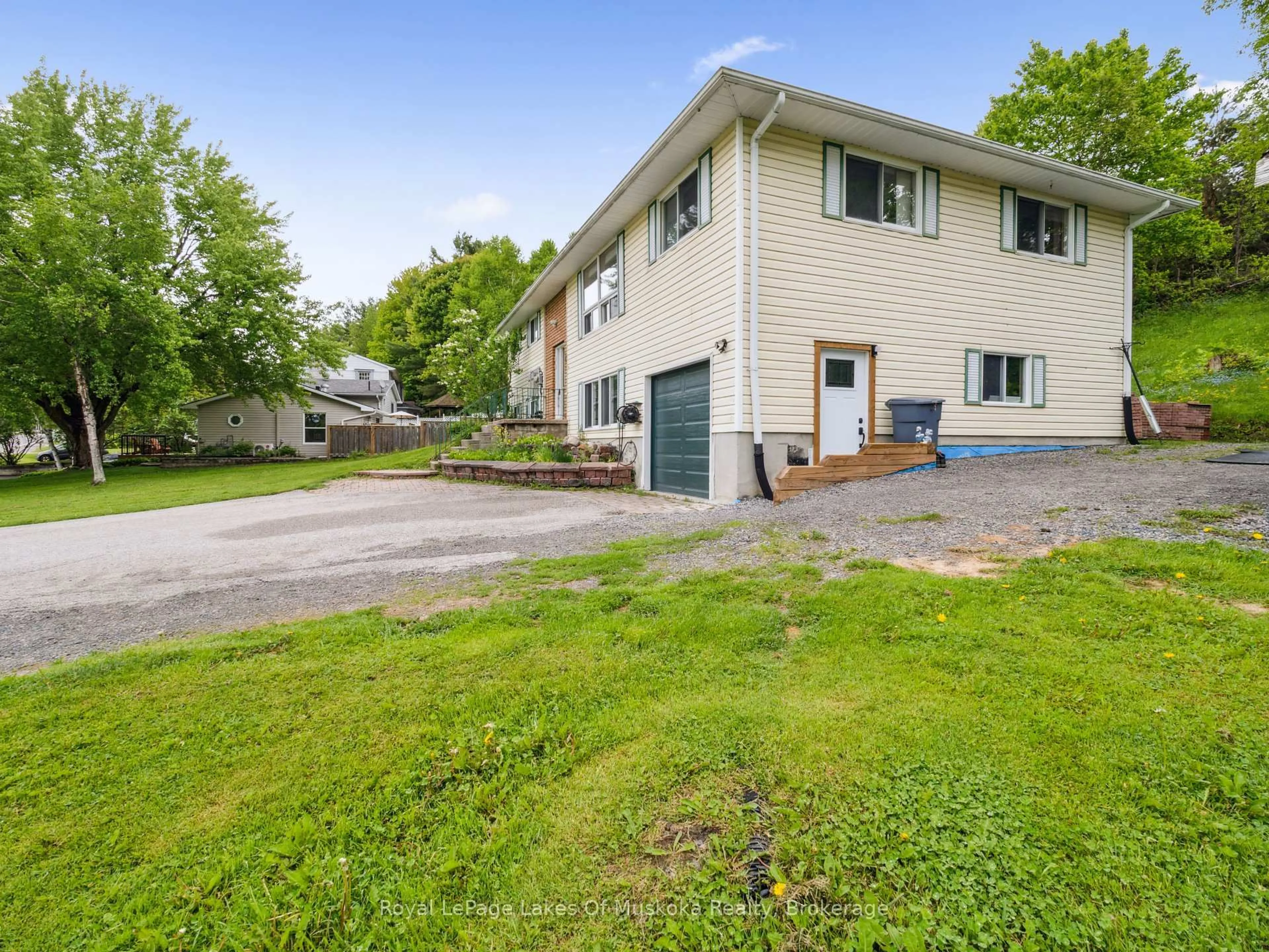 A pic from outside/outdoor area/front of a property/back of a property/a pic from drone, street for 63 Beaumont Dr, Bracebridge Ontario P1L 1X2