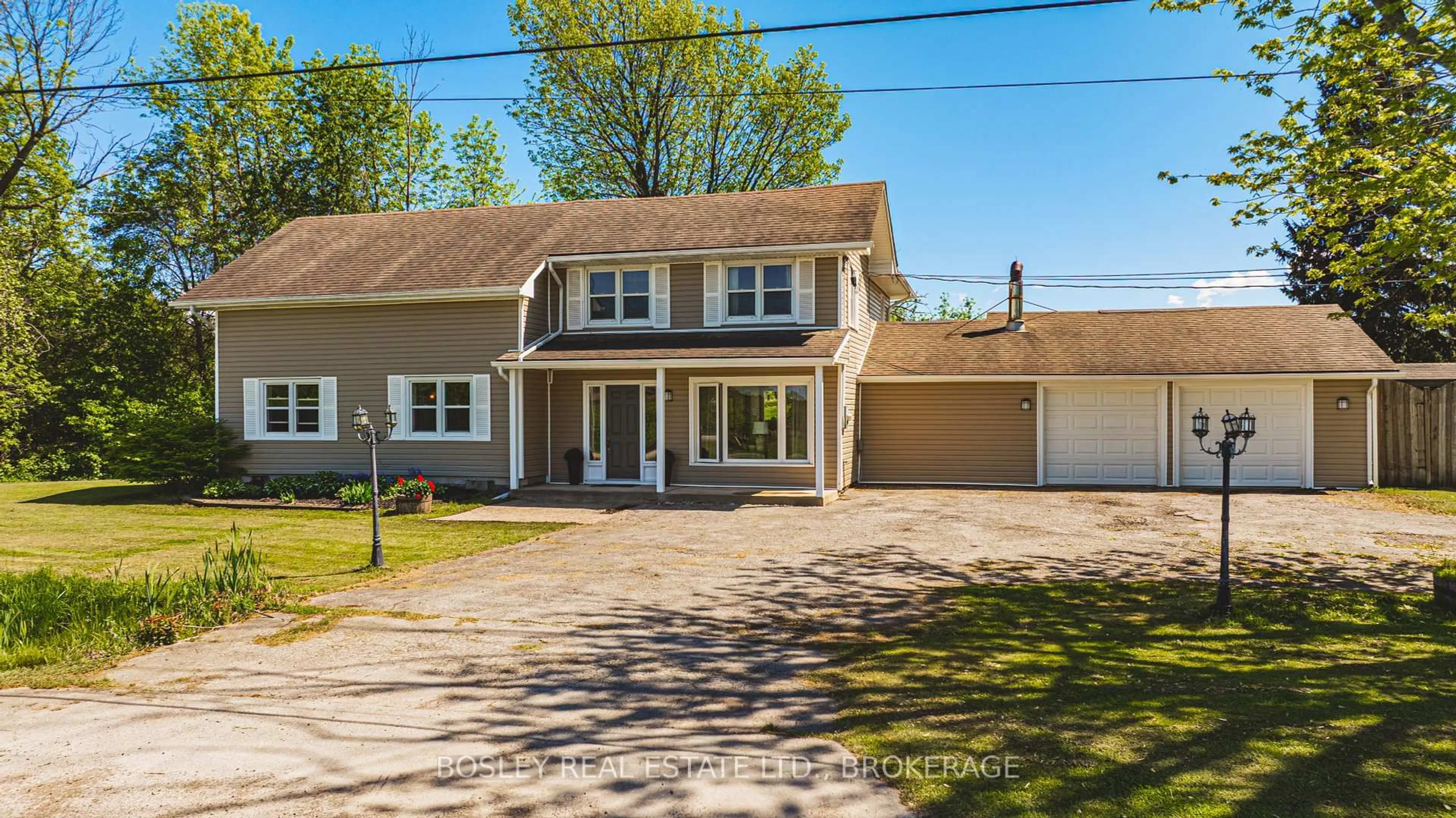 A pic from outside/outdoor area/front of a property/back of a property/a pic from drone, street for 5272 Greenlane Rd, Lincoln Ontario L3J 1R6