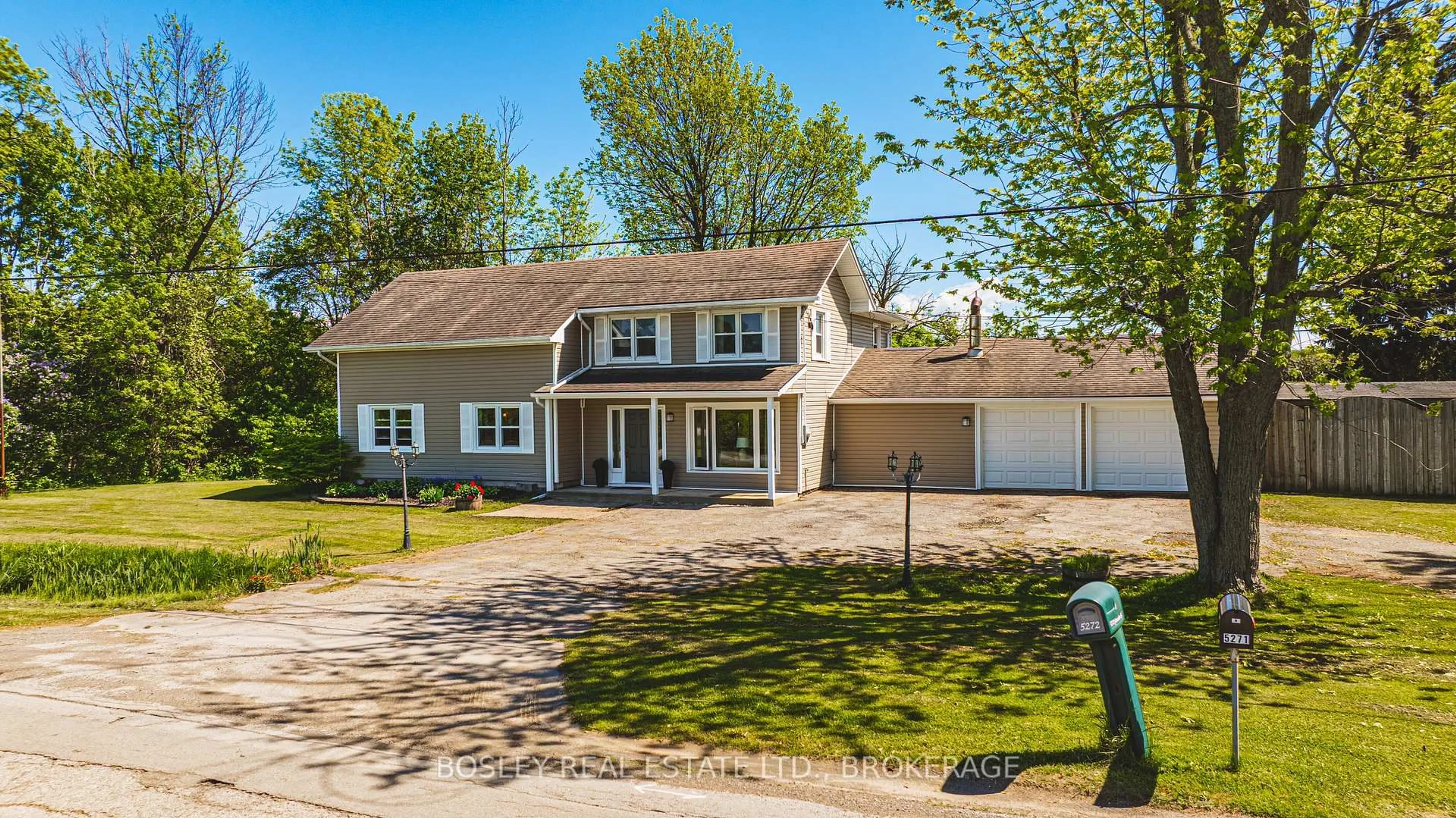 A pic from outside/outdoor area/front of a property/back of a property/a pic from drone, street for 5272 Greenlane Rd, Lincoln Ontario L3J 1R6