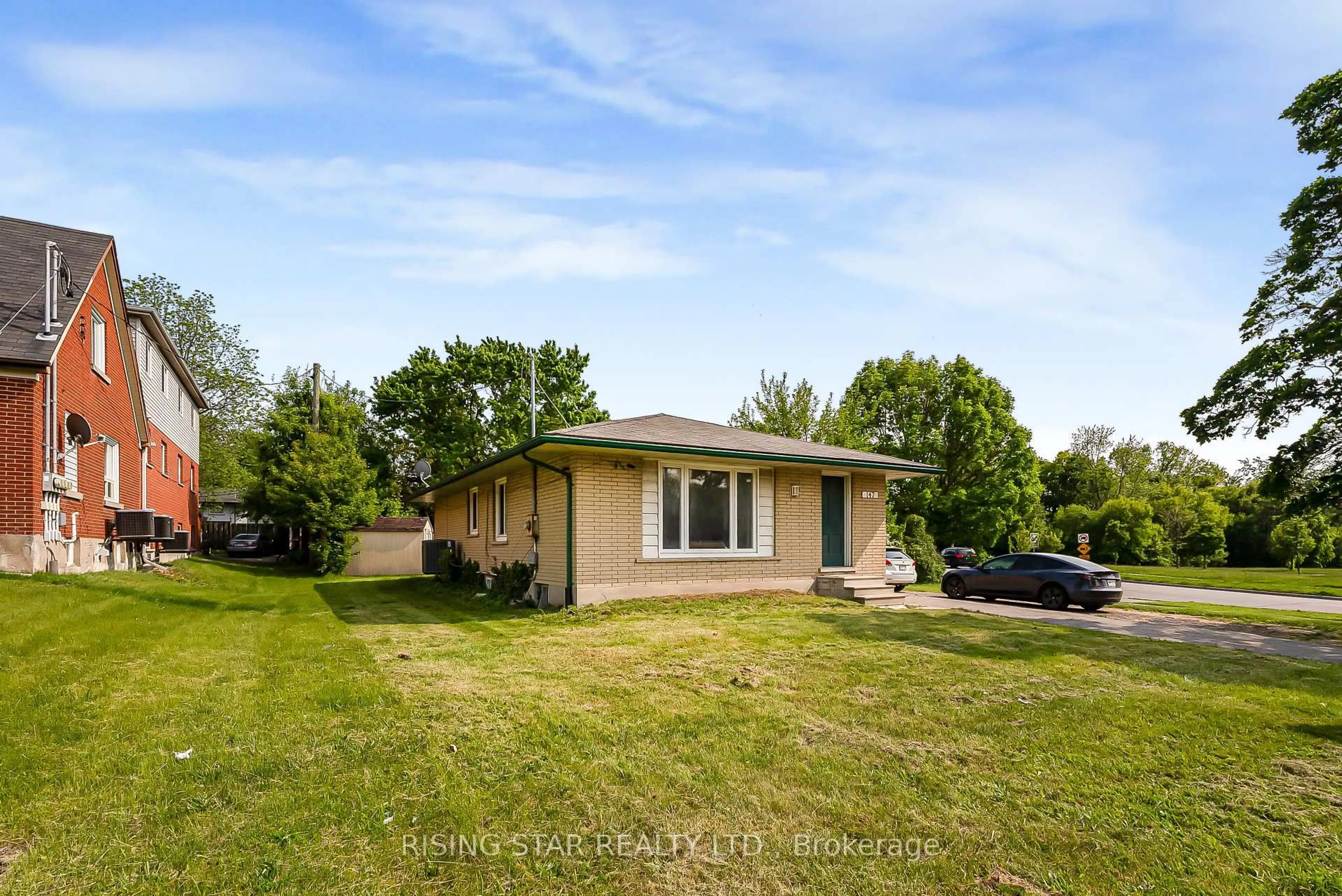 A pic from outside/outdoor area/front of a property/back of a property/a pic from drone, street for 147 University Ave, Waterloo Ontario N2J 2W4