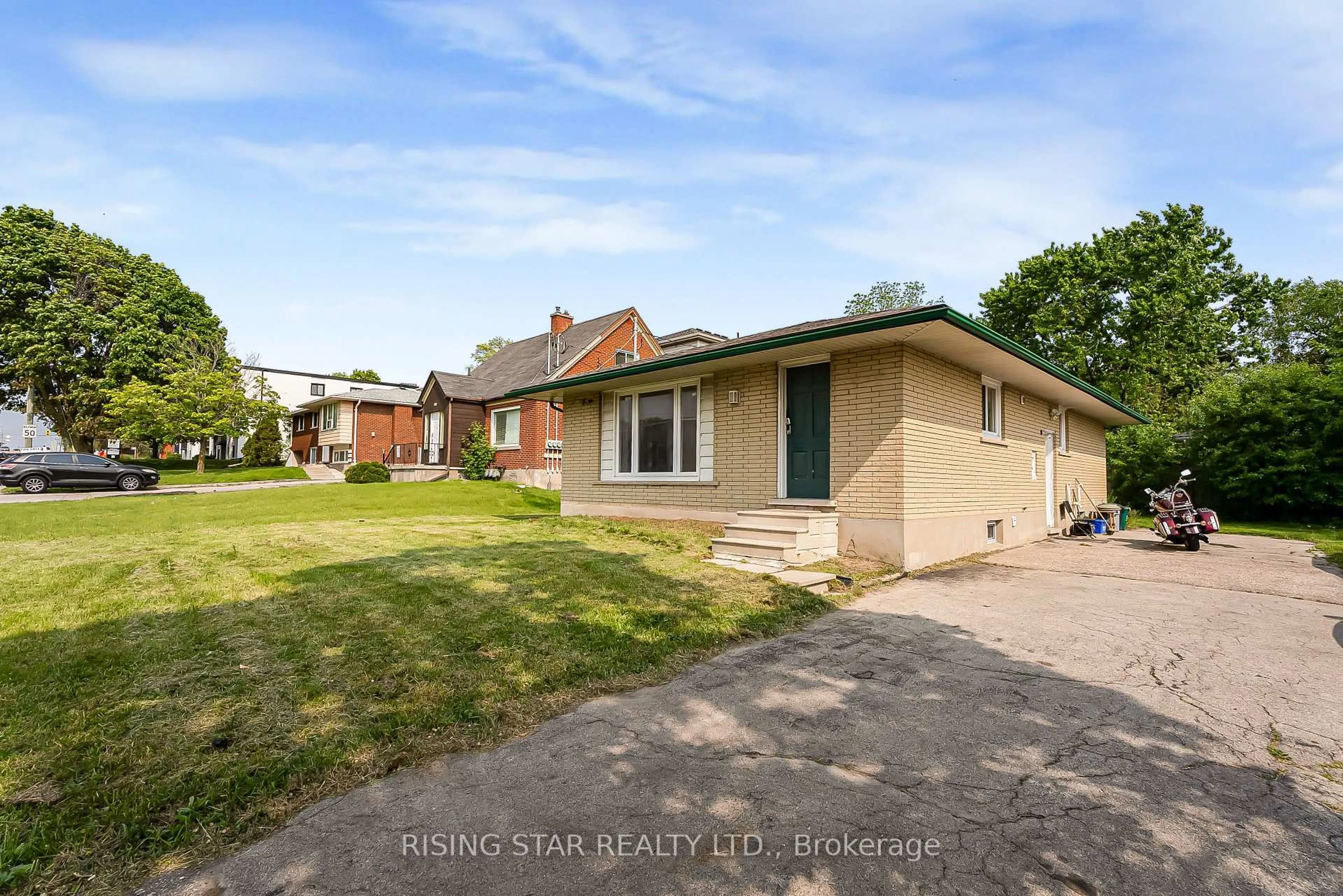 A pic from outside/outdoor area/front of a property/back of a property/a pic from drone, street for 147 University Ave, Waterloo Ontario N2J 2W4