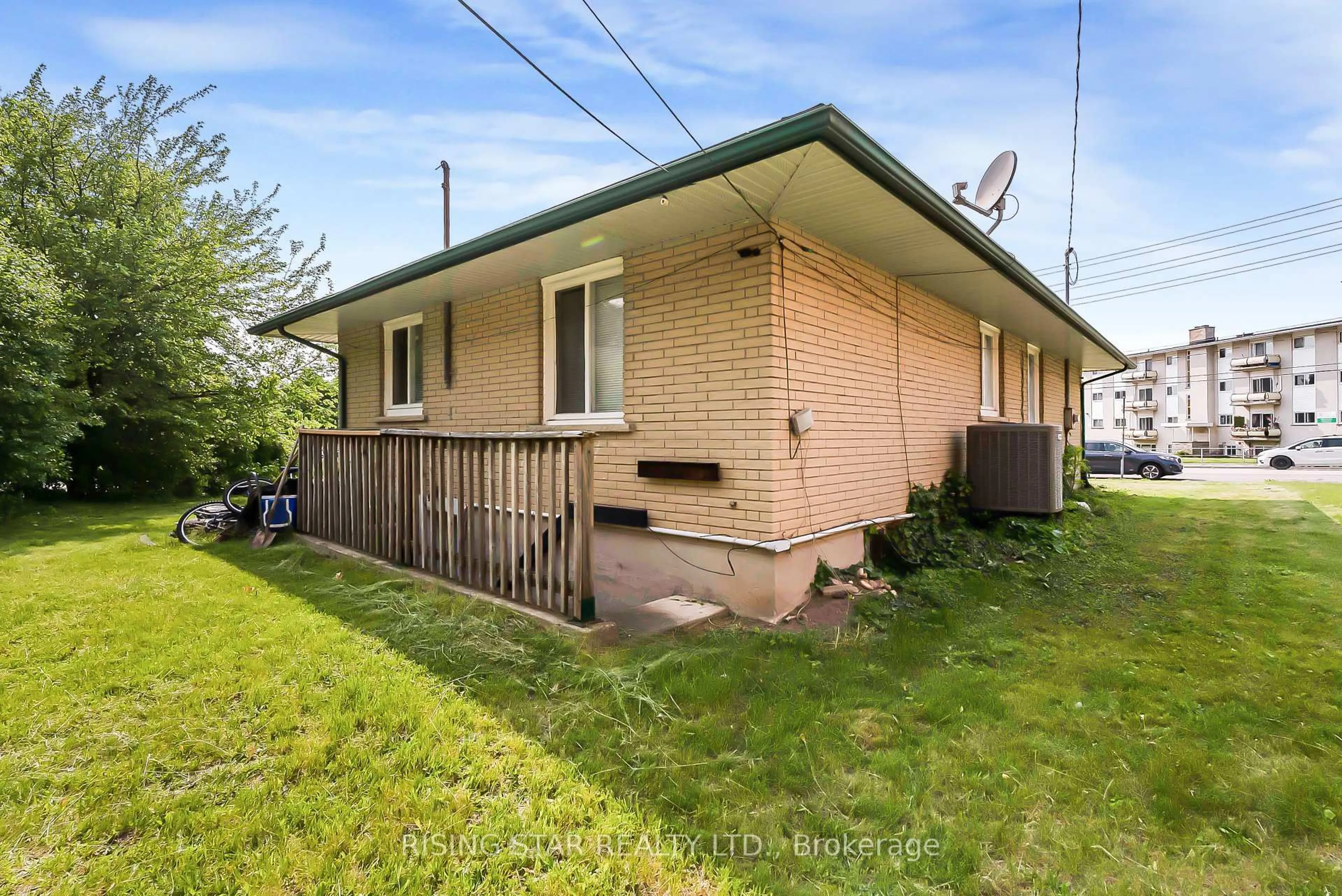 Unknown for 147 University Ave, Waterloo Ontario N2J 2W4