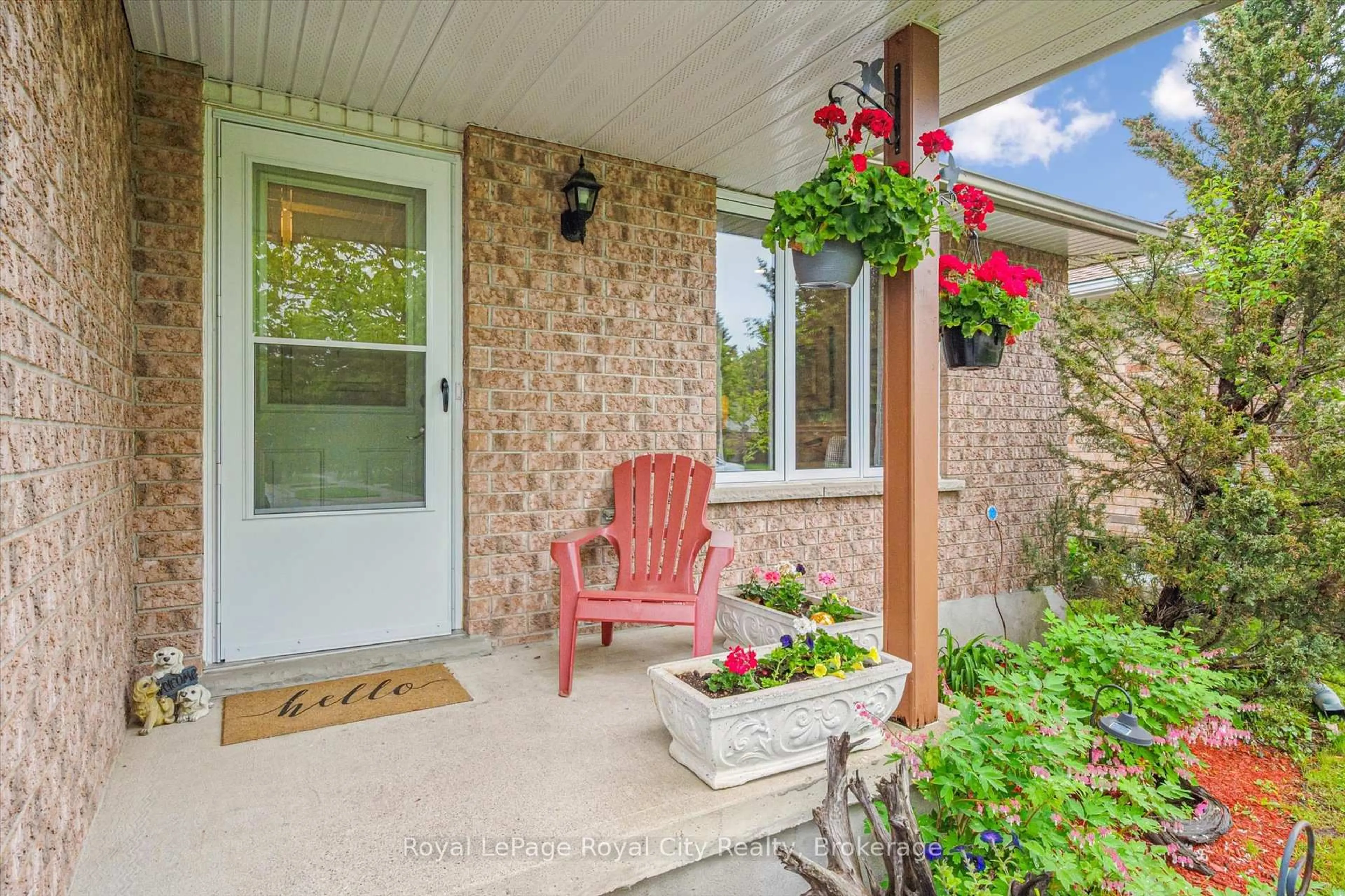 Indoor entryway for 138 Pheasant Run Dr, Guelph Ontario N1C 1B3