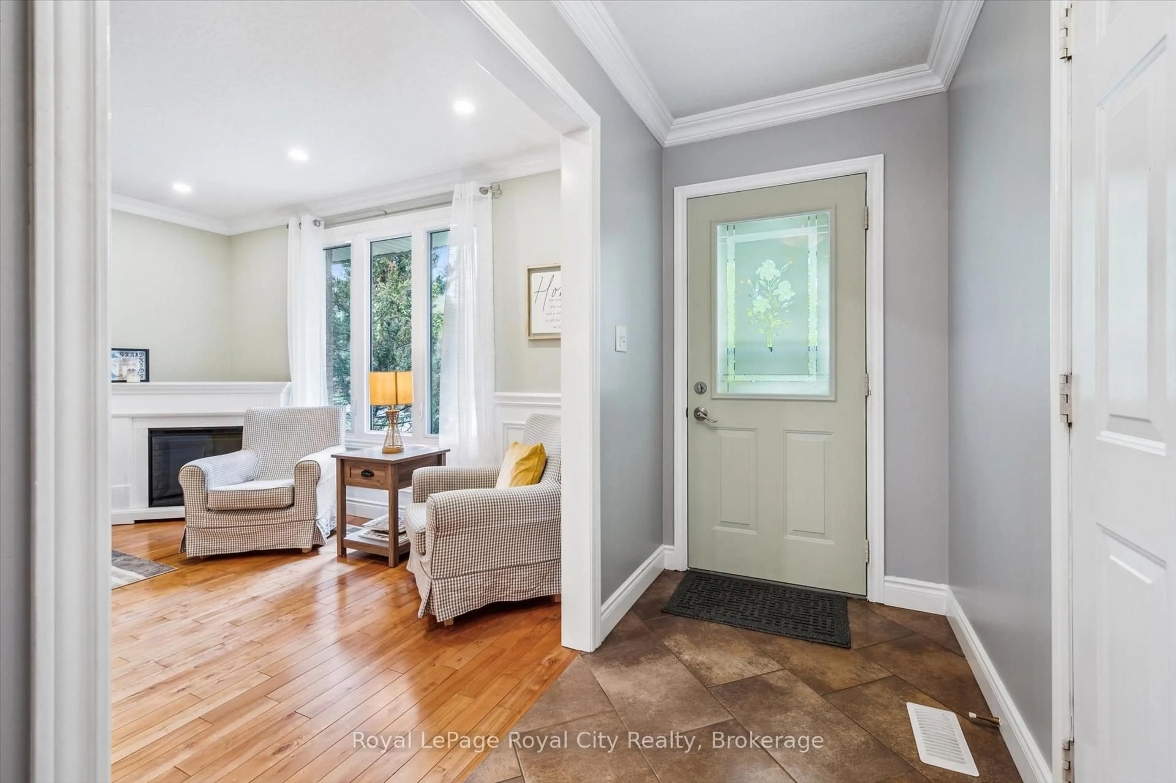 Indoor entryway for 138 Pheasant Run Dr, Guelph Ontario N1C 1B3