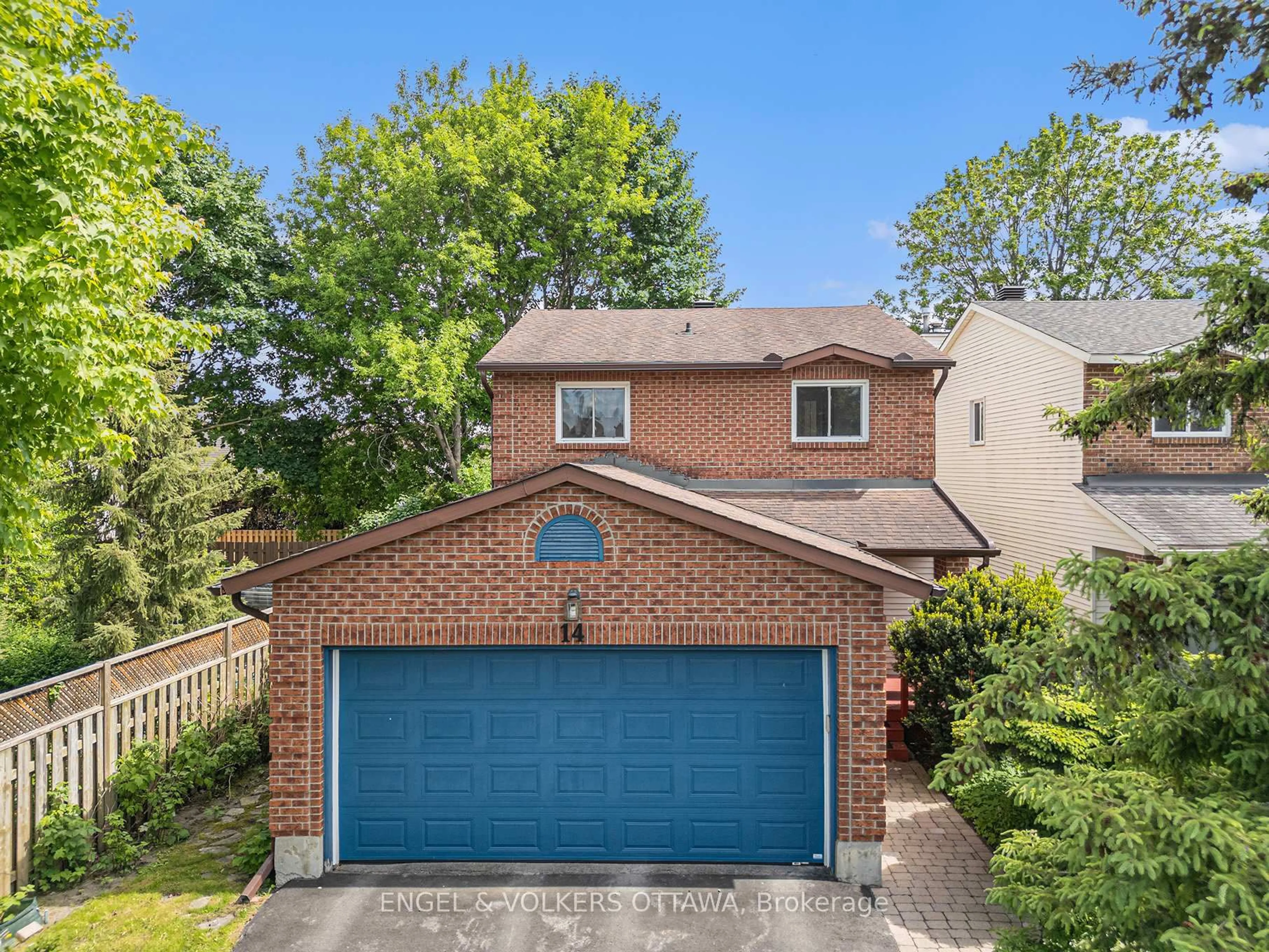 A pic from outside/outdoor area/front of a property/back of a property/a pic from drone, street for 14 Farm Gate Cres, Ottawa Ontario K2E 7N7
