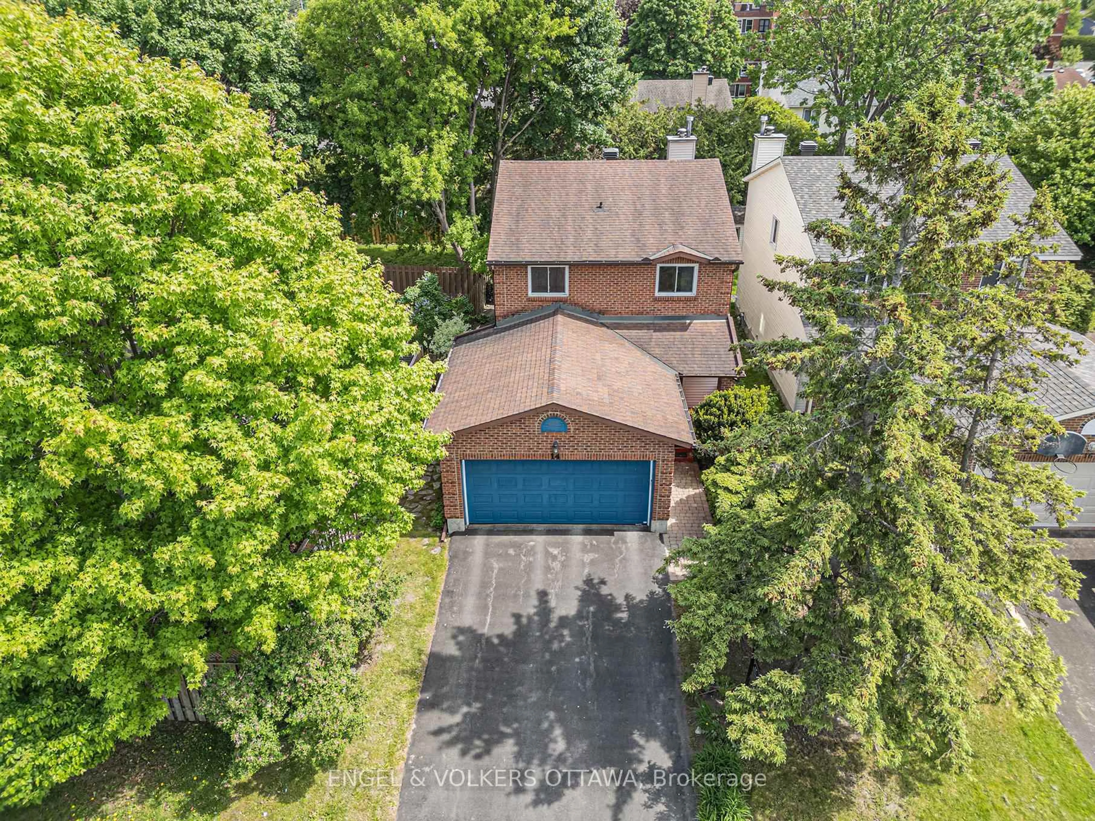 A pic from outside/outdoor area/front of a property/back of a property/a pic from drone, street for 14 Farm Gate Cres, Ottawa Ontario K2E 7N7