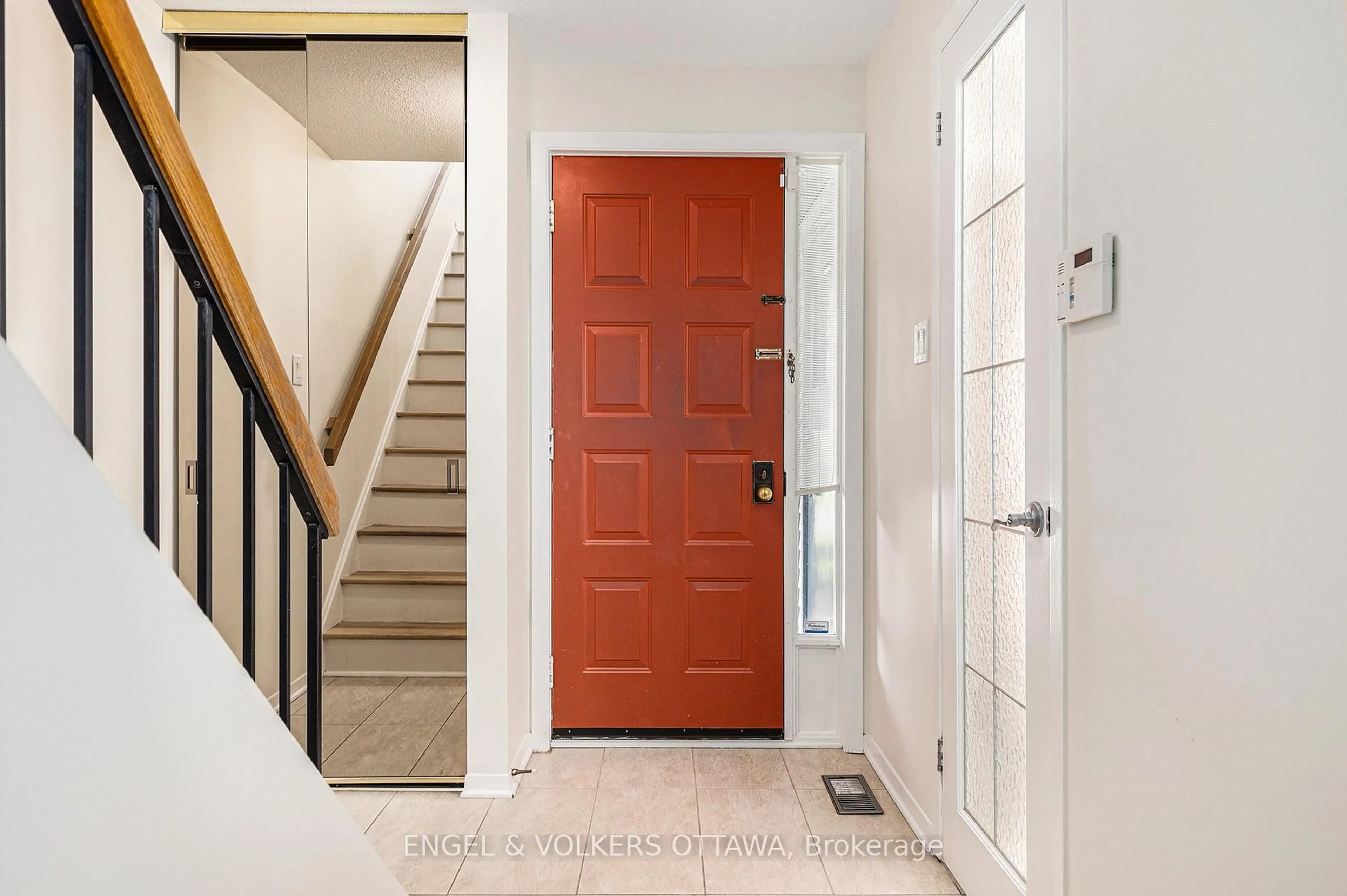 Indoor entryway for 14 Farm Gate Cres, Ottawa Ontario K2E 7N7