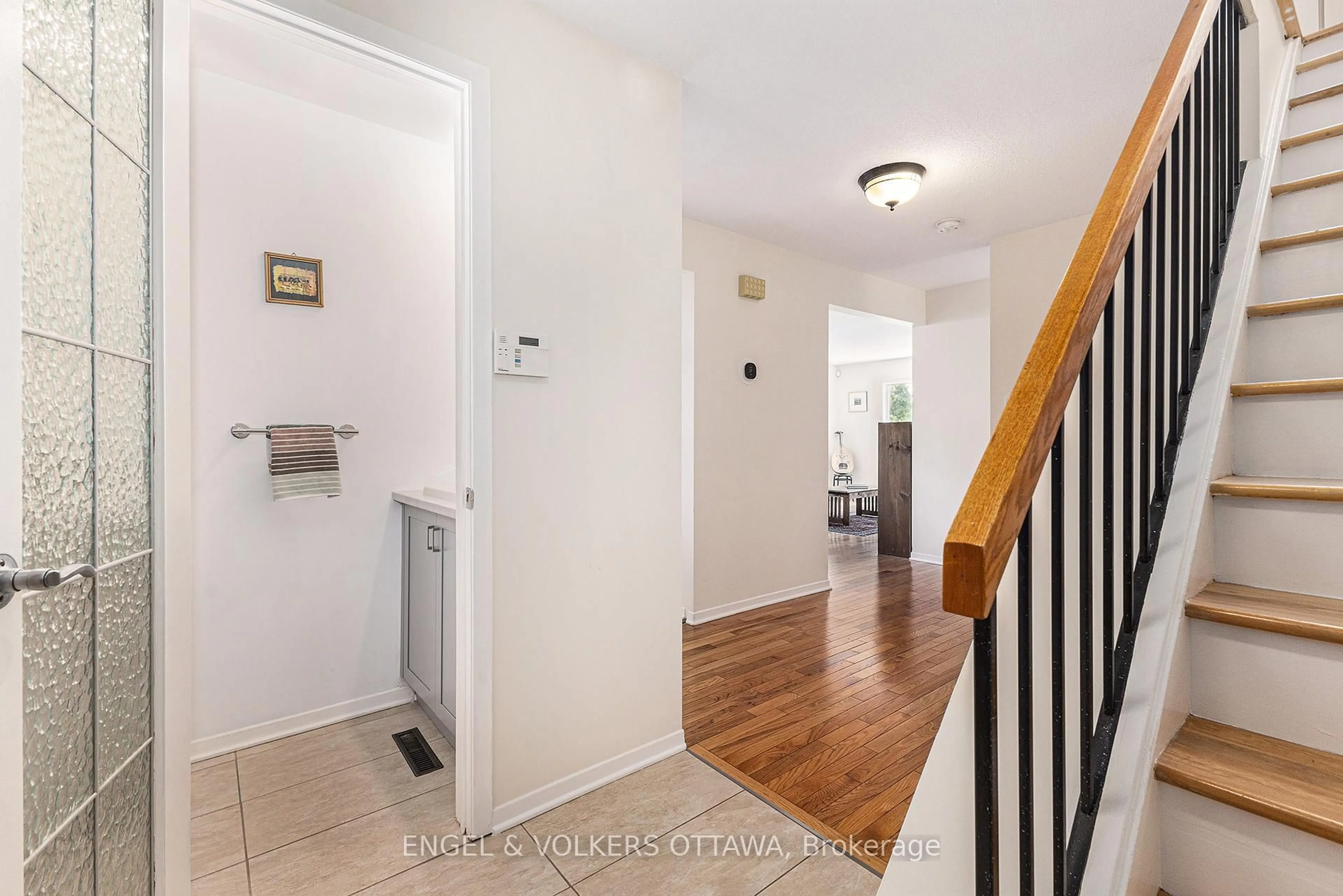 Indoor entryway for 14 Farm Gate Cres, Ottawa Ontario K2E 7N7